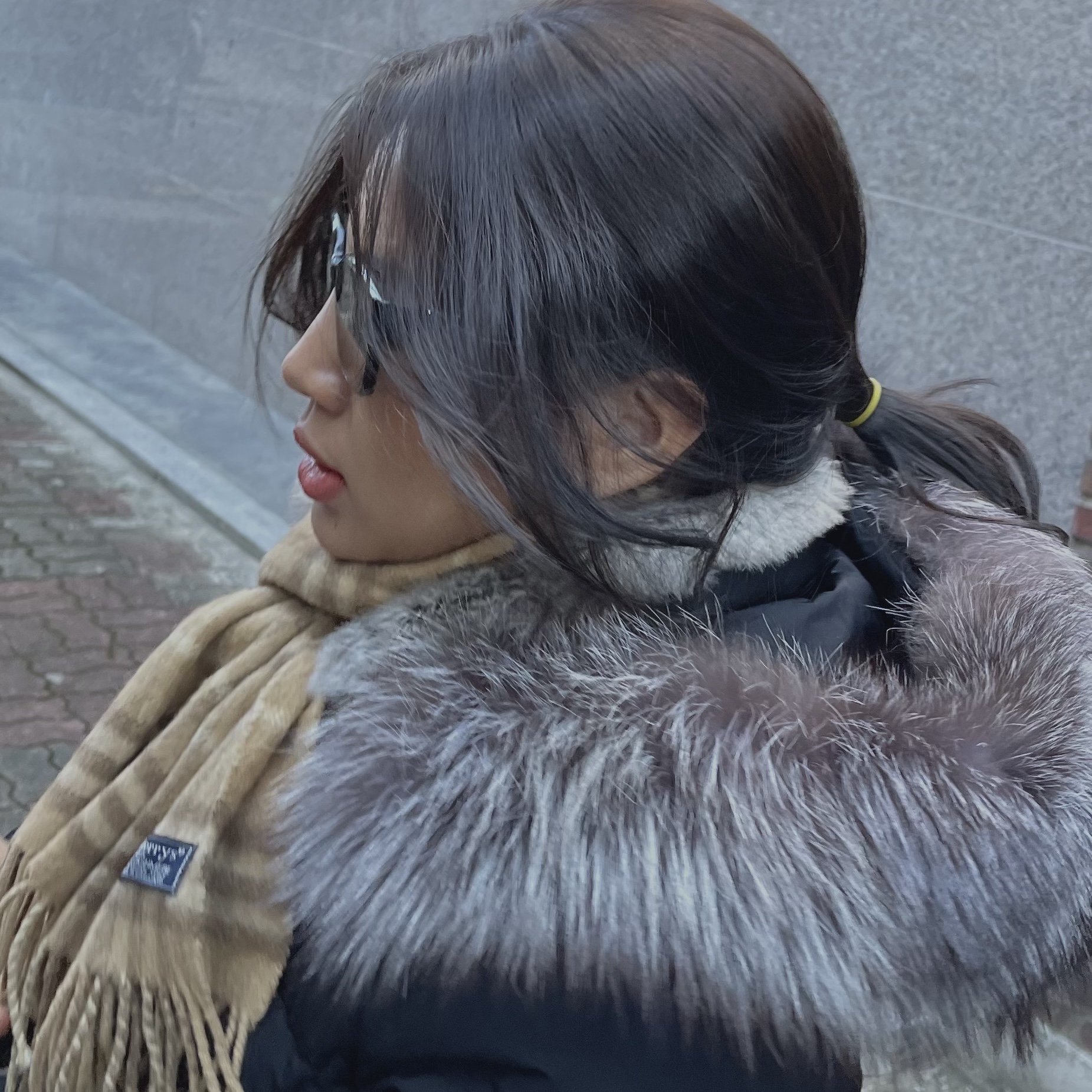 Burberry Classic Check Cashmere Muffler Mid Camel 착용 스타일