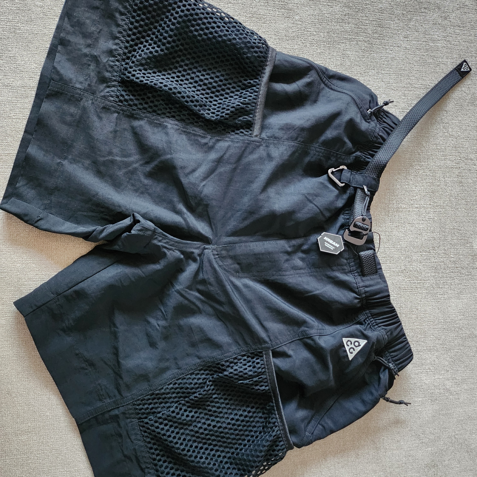Nike ACG Snowgrass Cargo Shorts Black - Asia, Stussy Soda Can T-Shirt White 착용 스타일 - 1