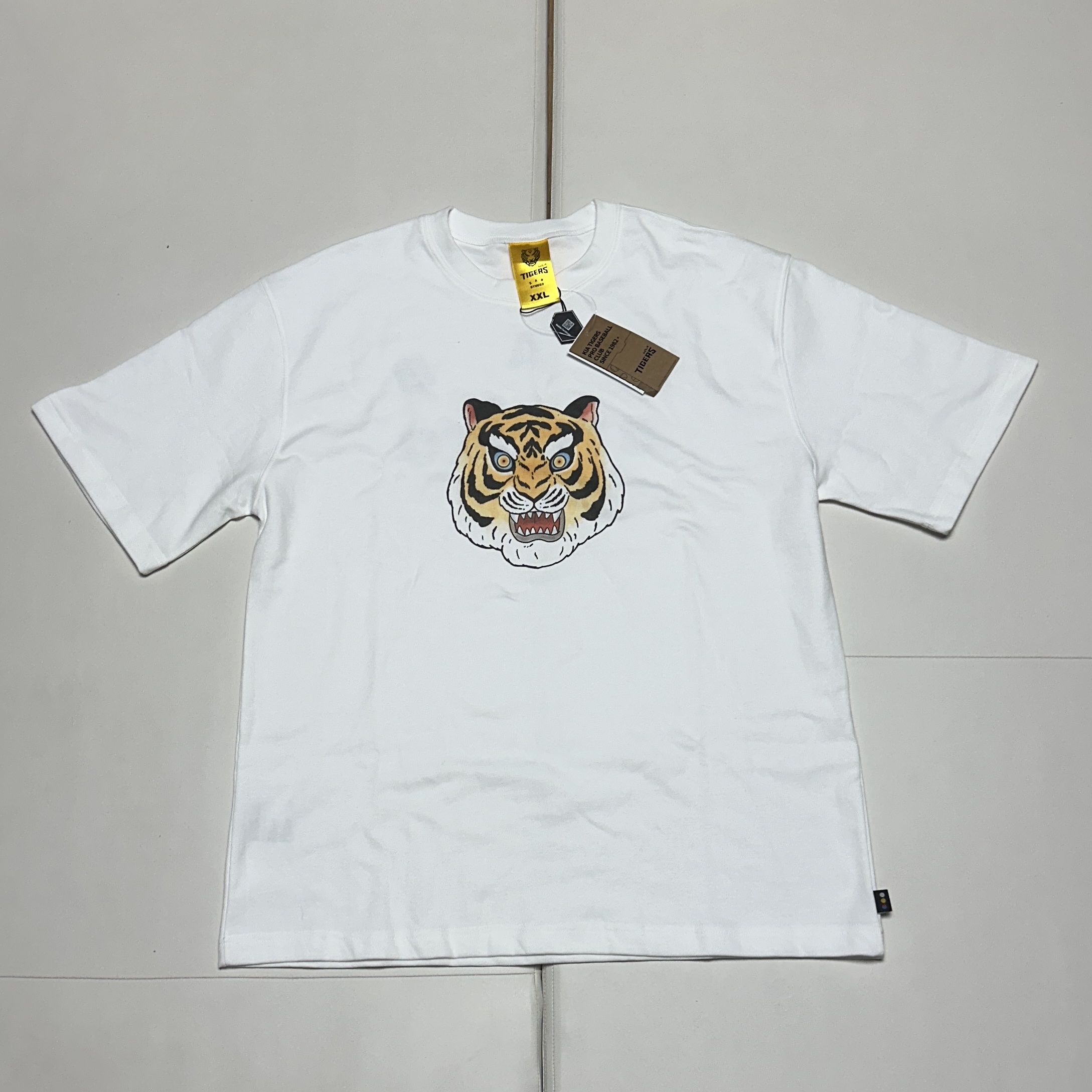 Kia Tigers x IAB Studio Tiger Head T-Shirt White 착용 스타일 - 1