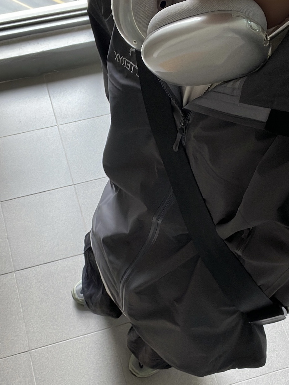 Arc'teryx Beta Jacket Cloud, Apple AirPods Max Lightning Silver (Korean Ver.) 착용 스타일 - 1