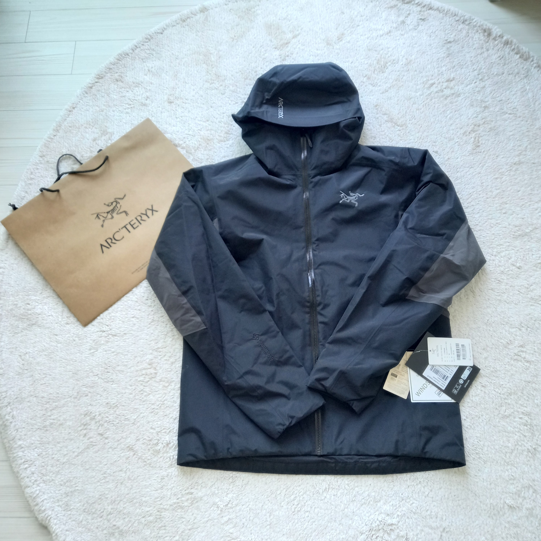 Arc'teryx Solano Insulated Hoody Black Graphite, Arc'teryx Solano Insulated Hoody Black Graphite 착용 스타일 - 2