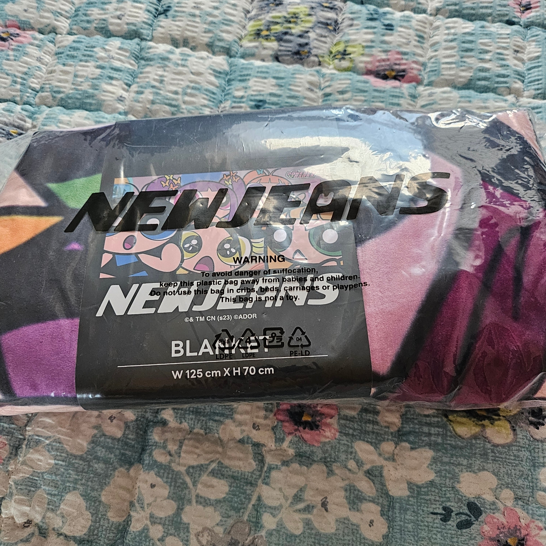 Newjeans x The Powerpuff Girls Blanket 착용 스타일 - 1