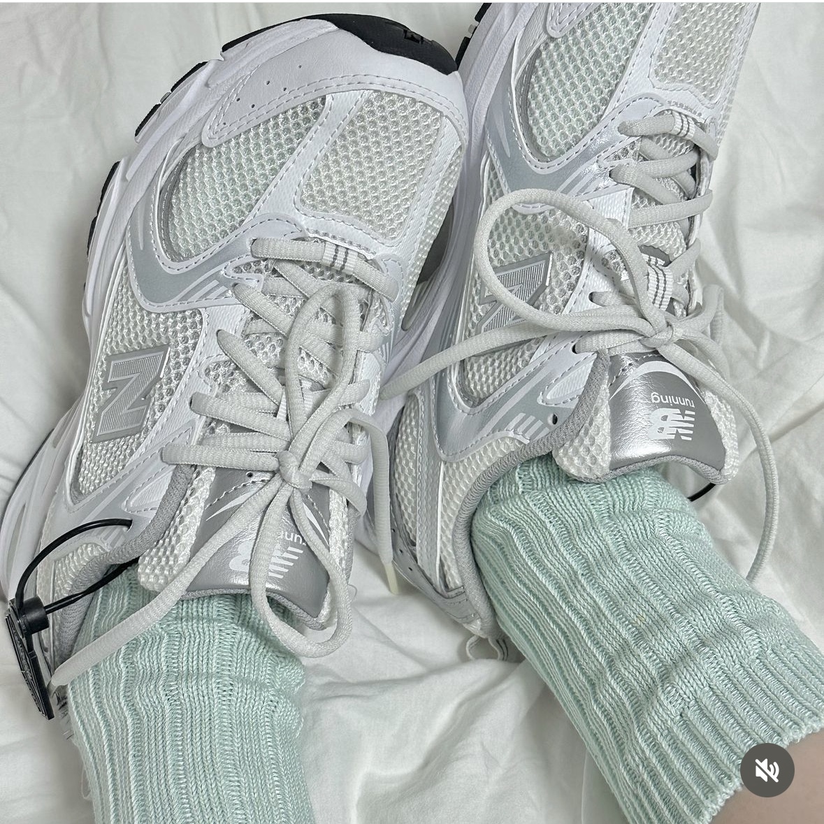 New Balance 530 Munsell White Silver Metallic 착용 스타일 - 3