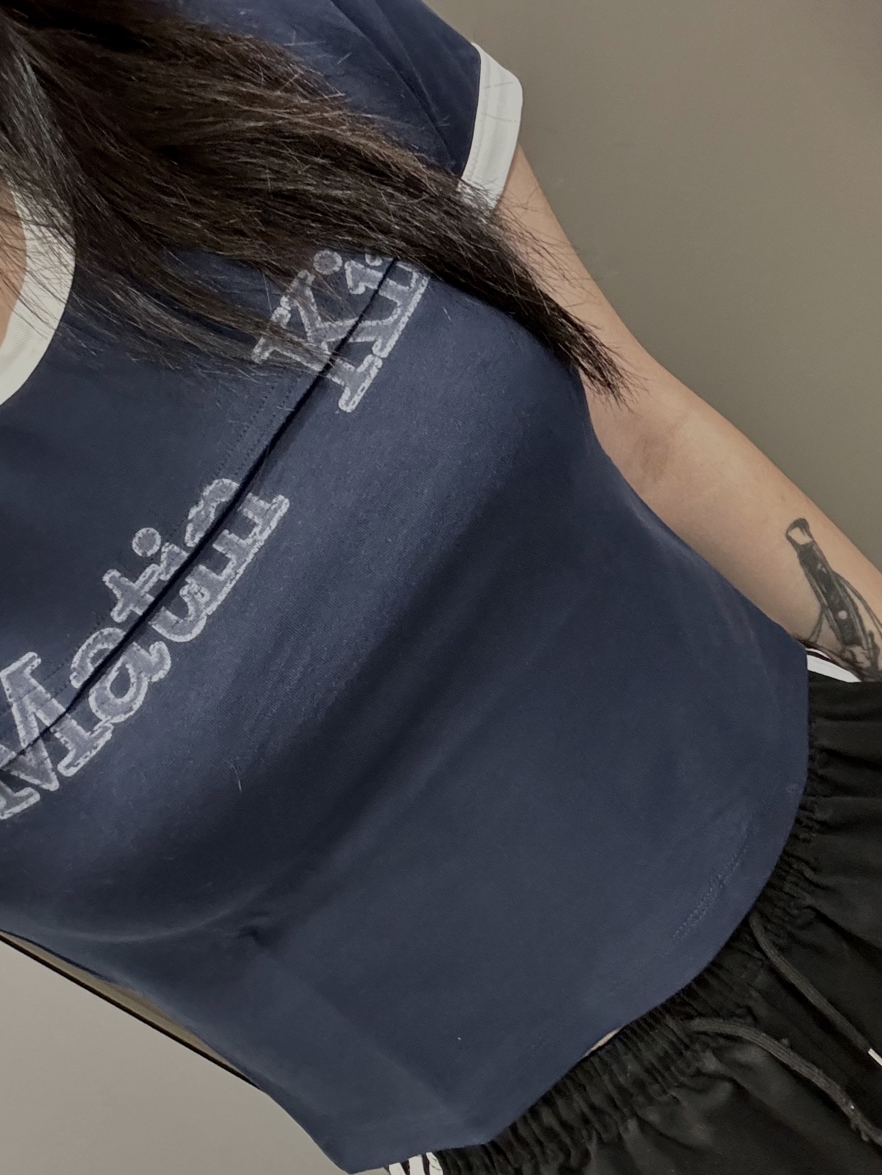 (W) Matin Kim Cutted Logo Ringer Crop Top Navy 착용 스타일 - 2