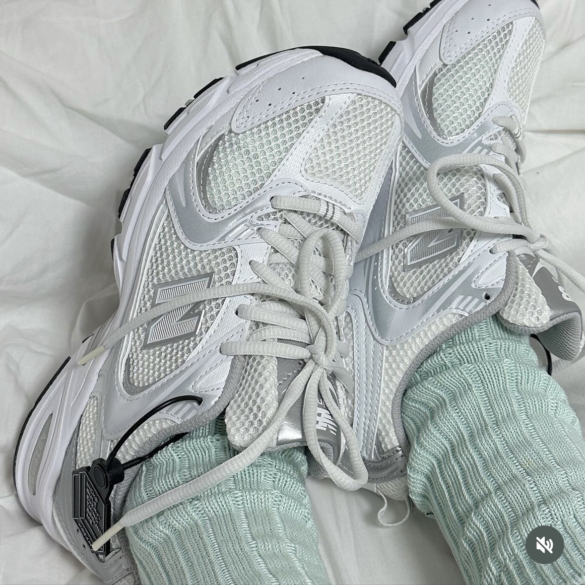 New Balance 530 Munsell White Silver Metallic 착용 스타일 - 2