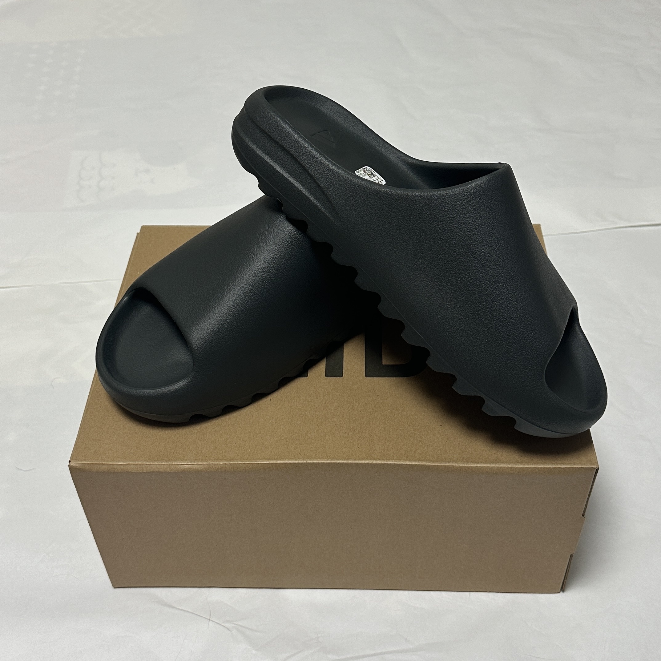 Adidas Yeezy Slide Dark Onyx 2024 착용 스타일 - 3