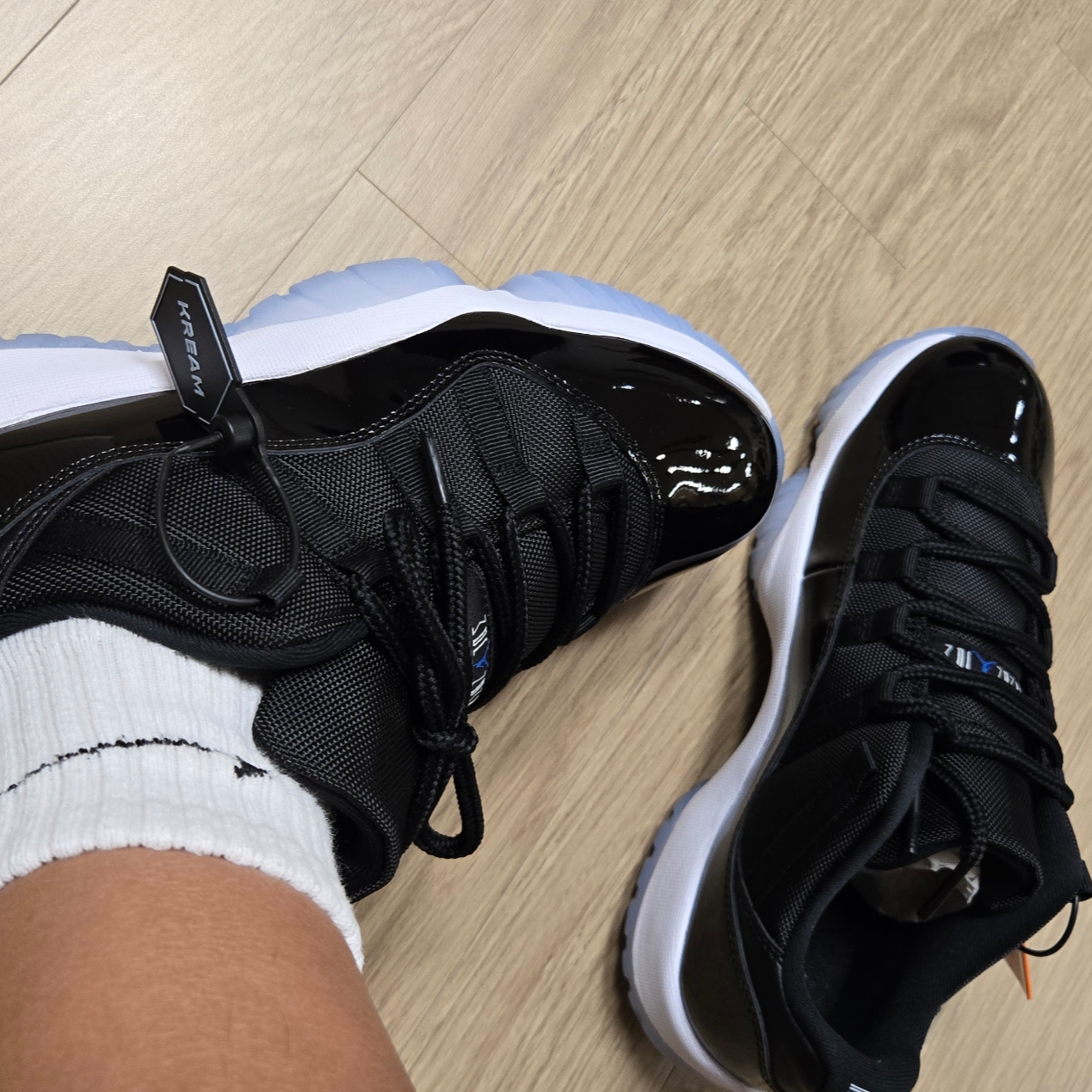 Jordan 11 Retro Low Black and Varsity Royal 착용 스타일 - 2