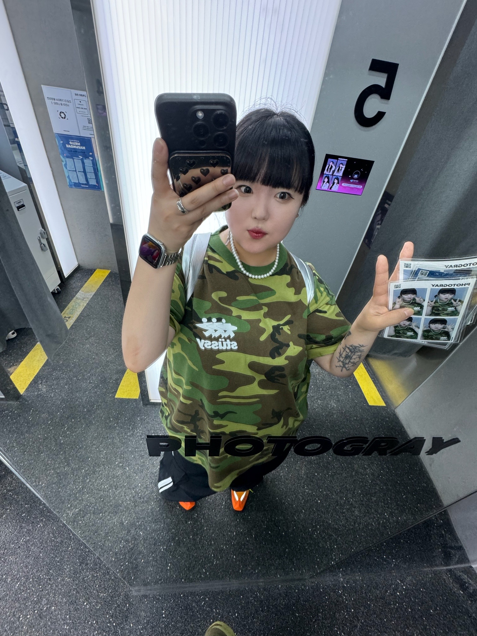 Stussy Surfwalk T-Shirt Camo, Nike x Martine Rose Shox MR4 Safety Orange 착용 스타일 - 2