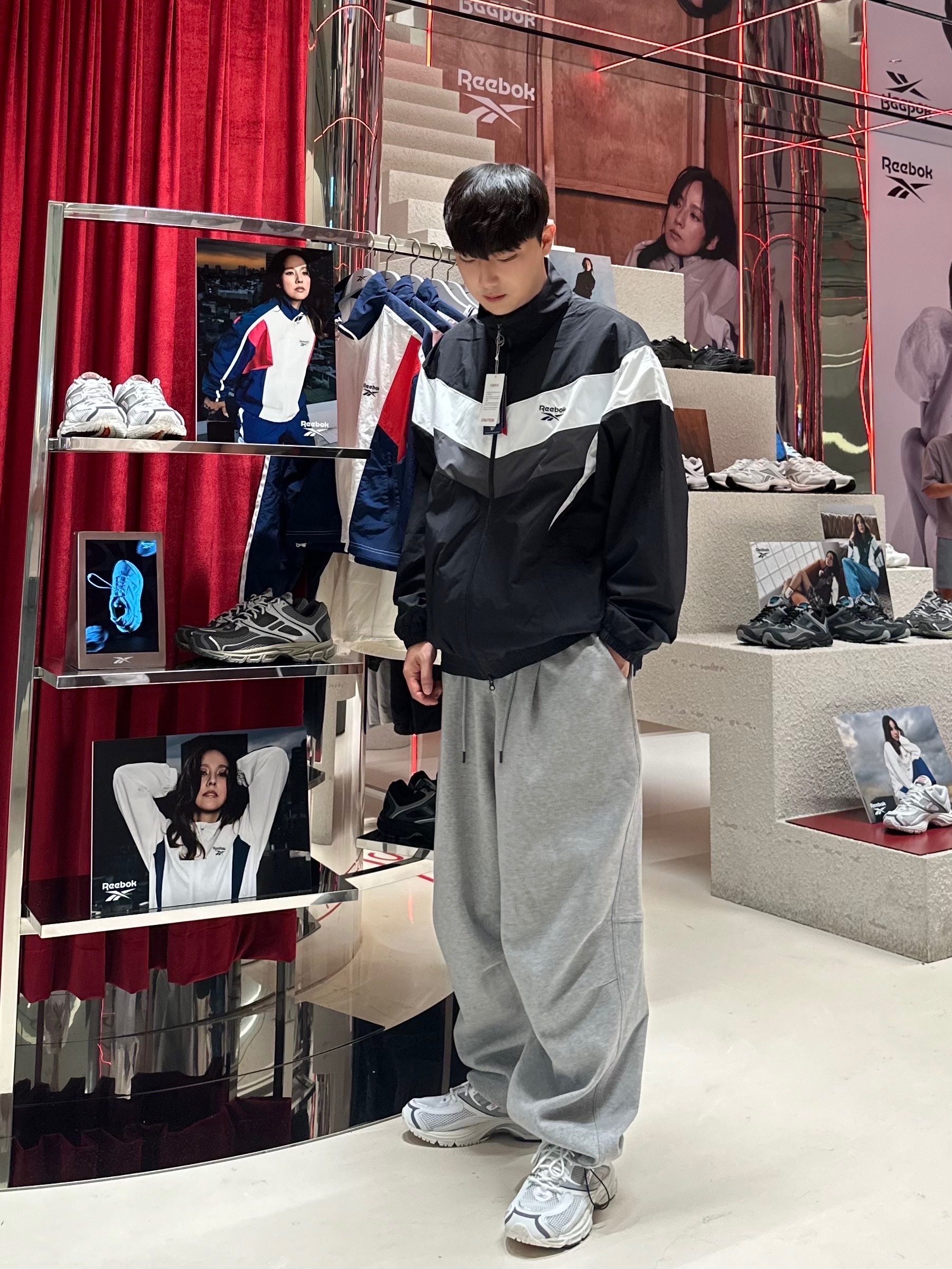 Reebok Legend Warm-Up Windbreaker Off White 착용 스타일 - 2