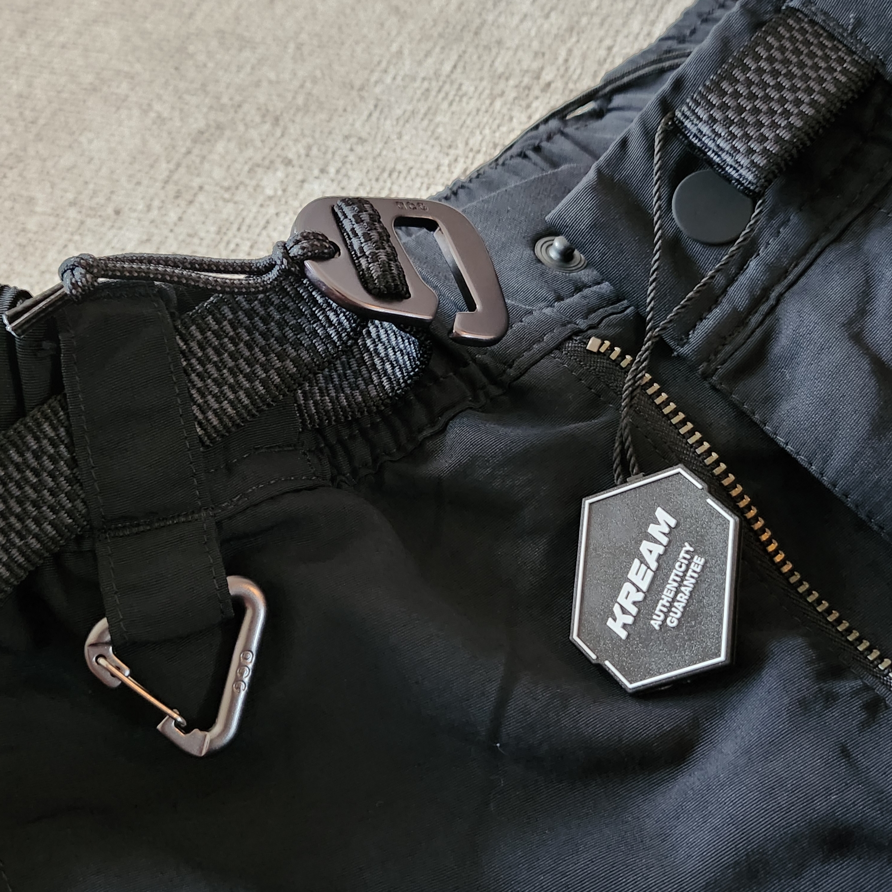 Nike ACG Snowgrass Cargo Shorts Black - Asia, Stussy Soda Can T-Shirt White 착용 스타일 - 3