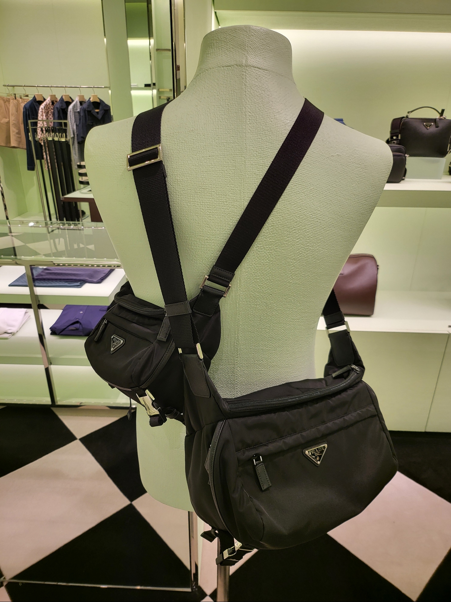 Prada Re-Nylon and Saffiano Leather Shoulder Bag Black, Prada Re-Nylon Saffiano Leather Shoulder Bag Black 착용 스타일 - 1