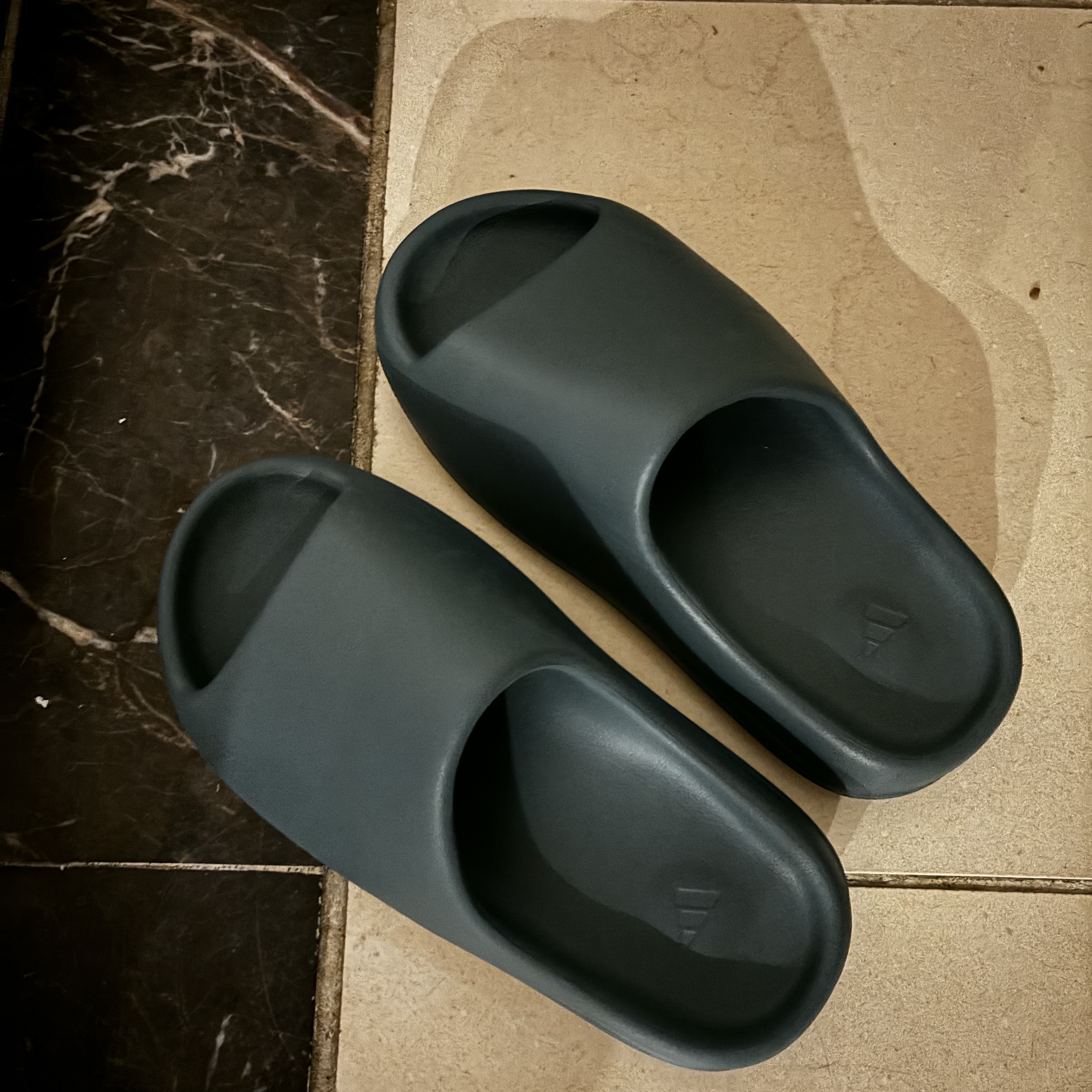 Adidas Yeezy Slide Slate Marine 착용 스타일