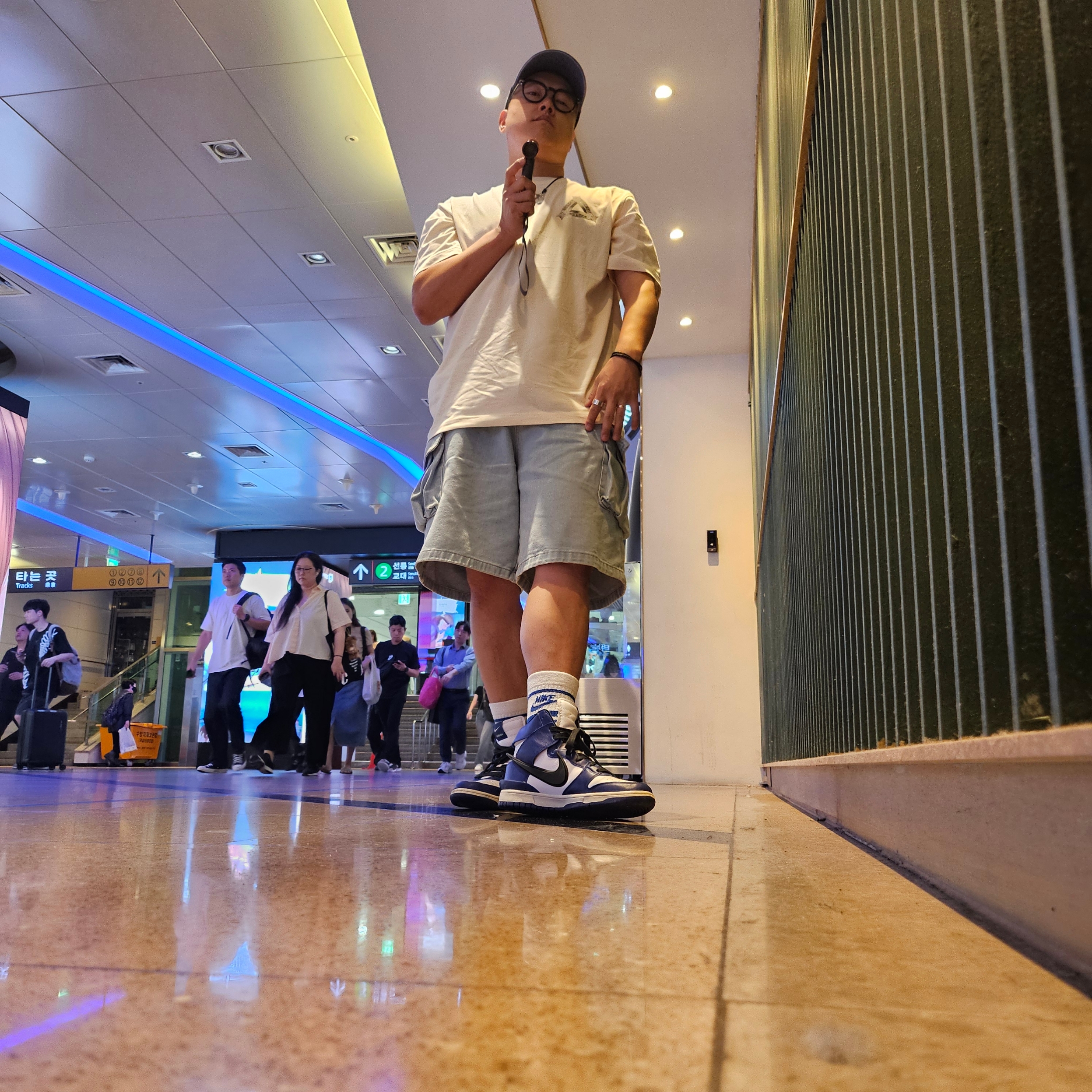 Palace Tri-OG T-Shirt Soft White - 24SS, Nike x Ambush Dunk High Deep Royal Blue 착용 스타일 - 3