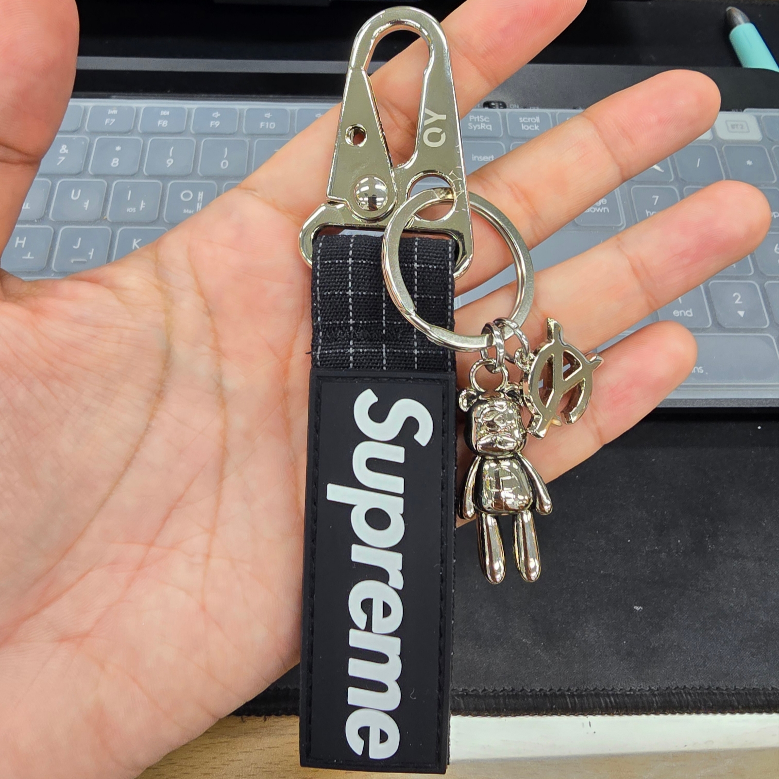 Supreme Ripstop Keychain Black - 24SS 착용 스타일
