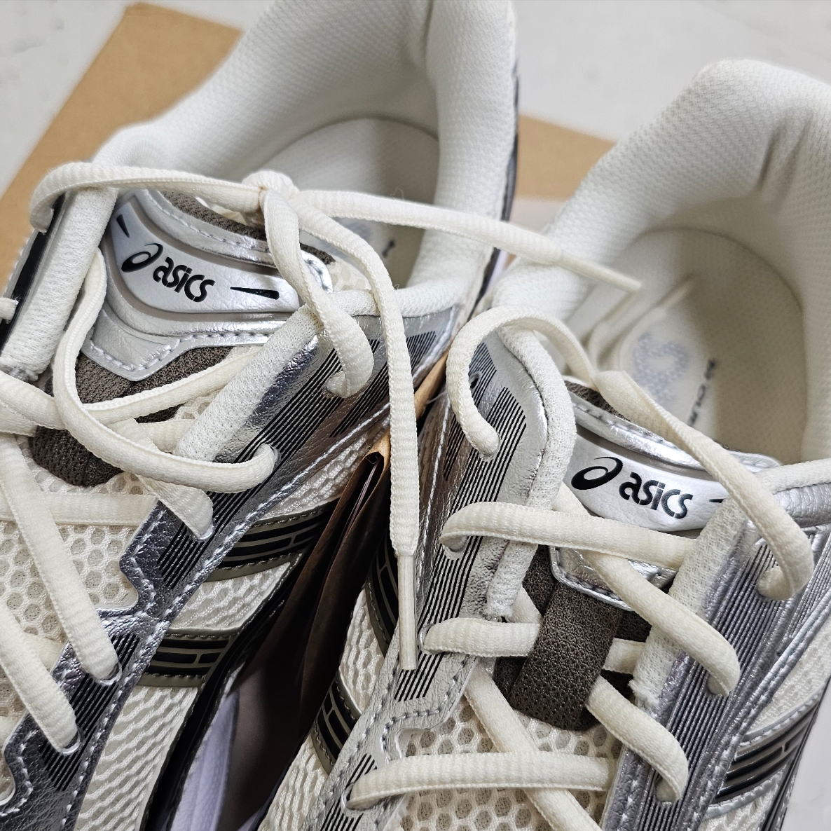 Asics Gel-Kayano 14 Cream Black 착용 스타일 - 2