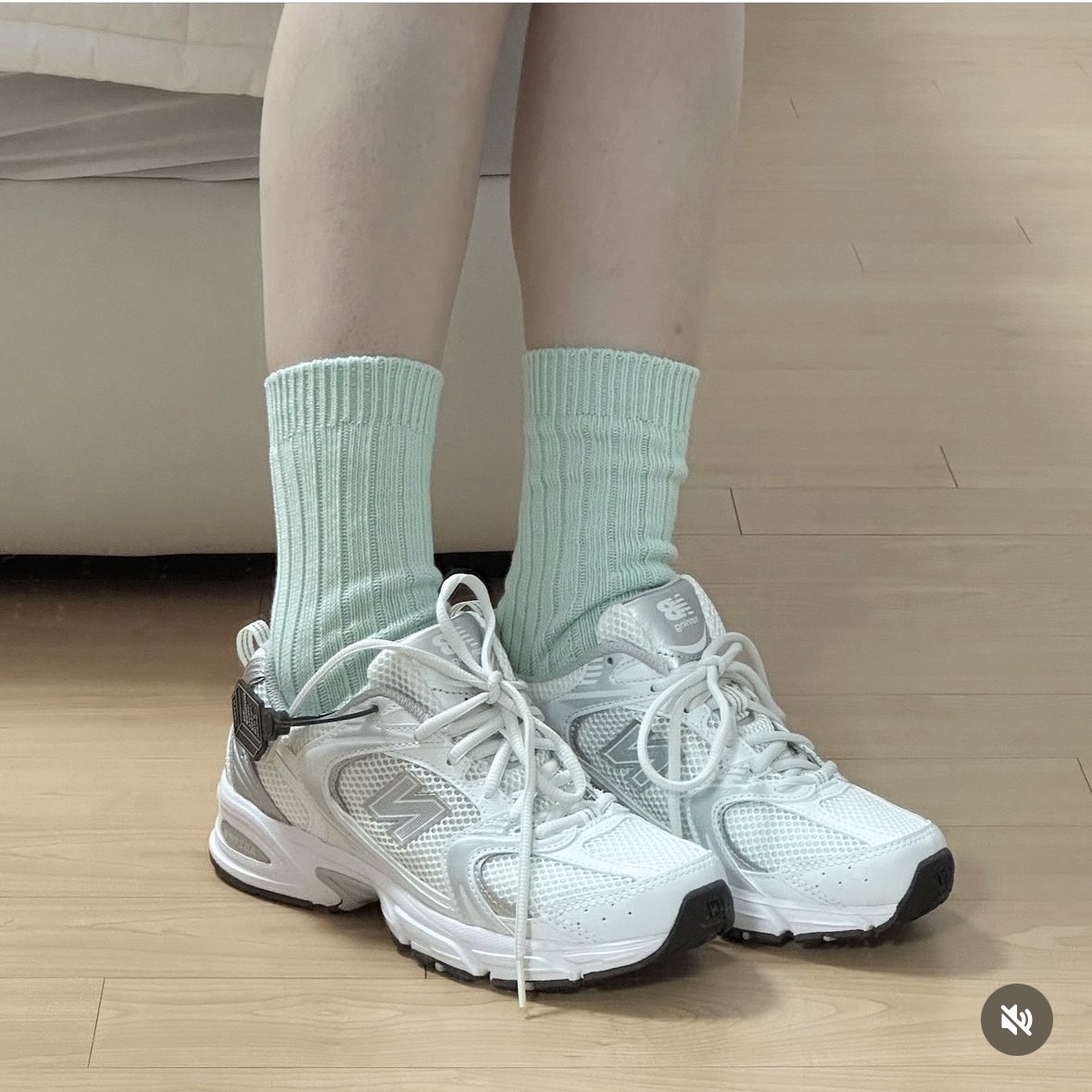 New Balance 530 Munsell White Silver Metallic 착용 스타일 - 6