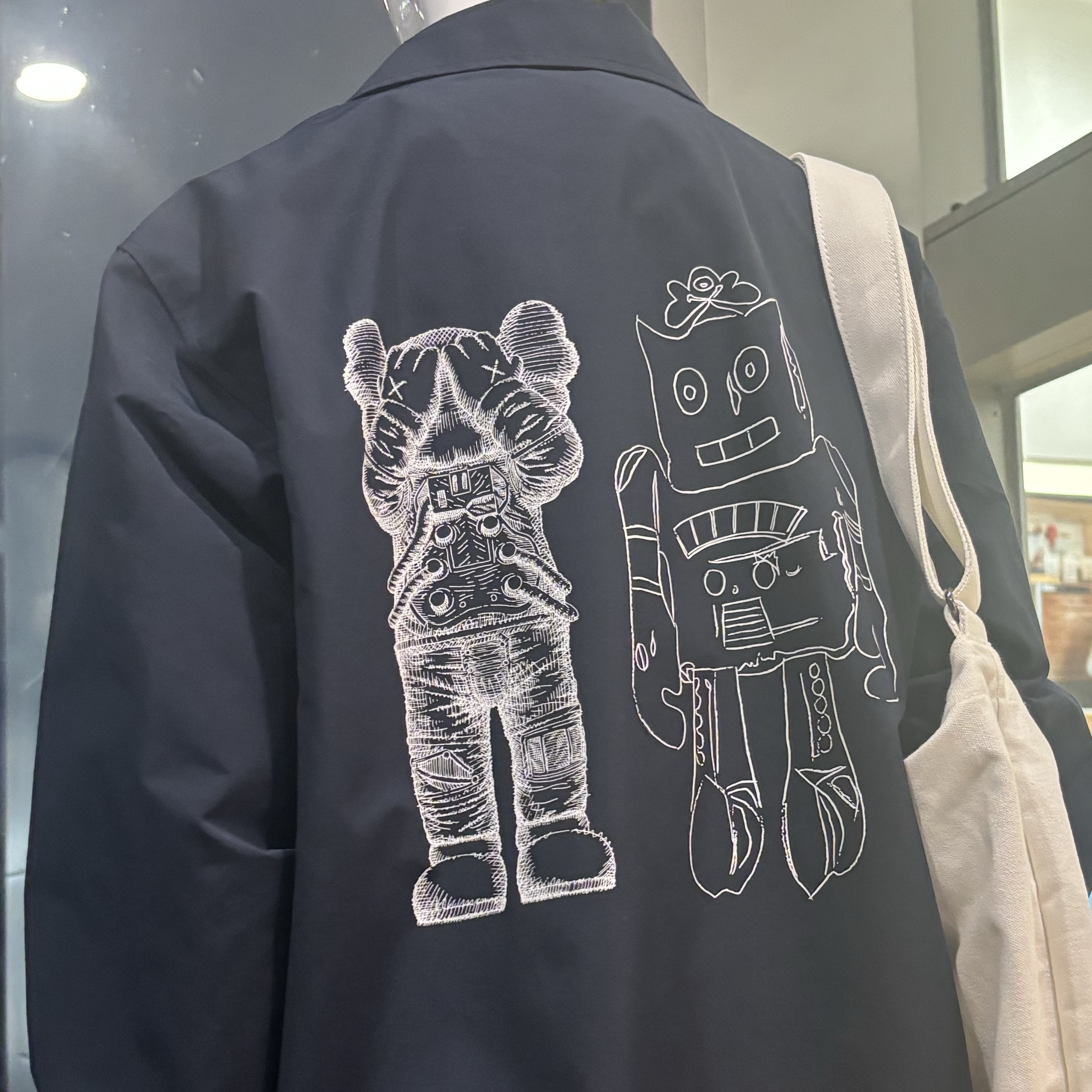 Uniqlo UT x Kaws x Warhol Sweatshirt Heather Gray, Uniqlo UT x Kaws x Warhol Coach Jacket Navy 착용 스타일 - 3
