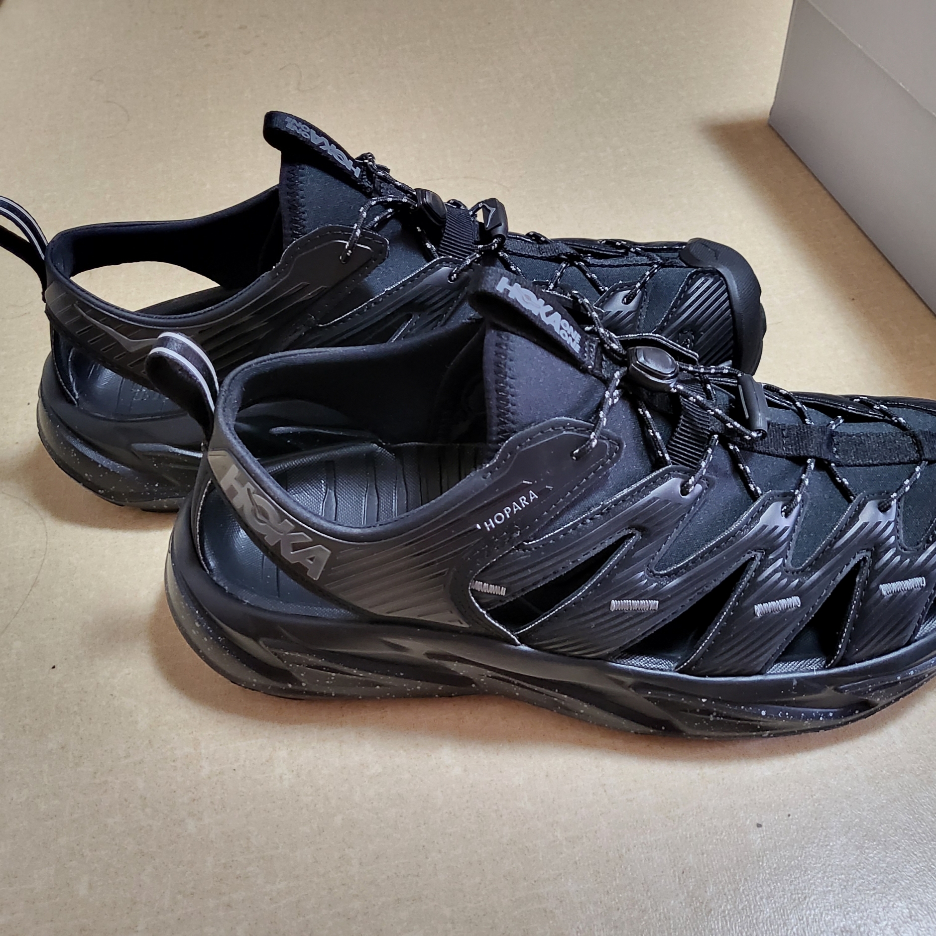 Hoka Hopara Black Castle Rock 착용 스타일