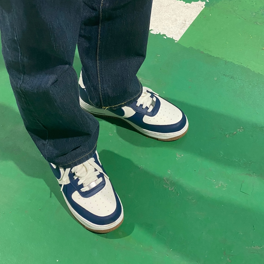 Nike Air Force 1 '07 LV8 Midnight Navy 착용 스타일 - 1