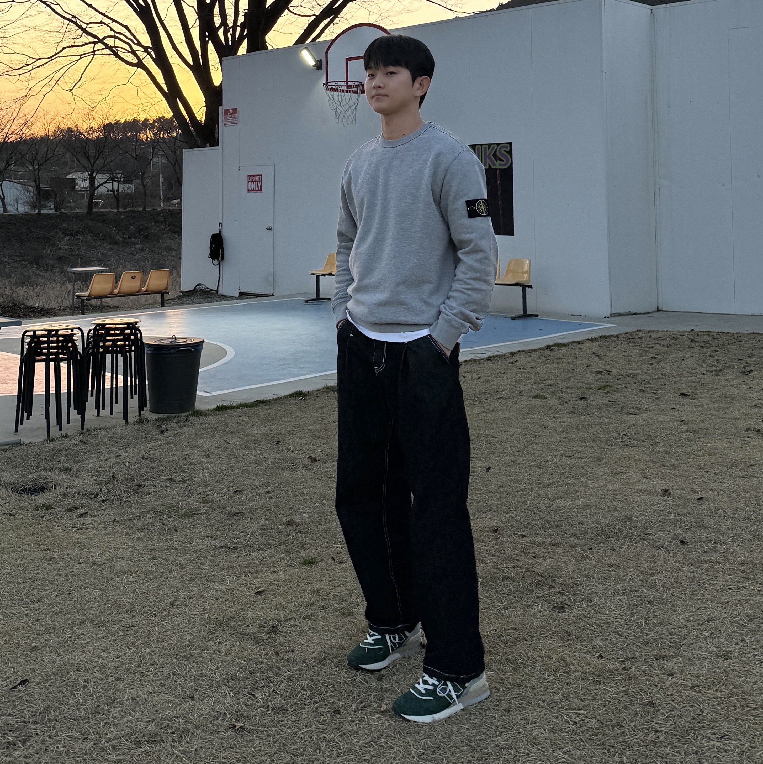 Stone Island 63020 Crewneck Sweatshirt Melange Grey - 22FW, New Balance 574 Legacy Green 착용 스타일
