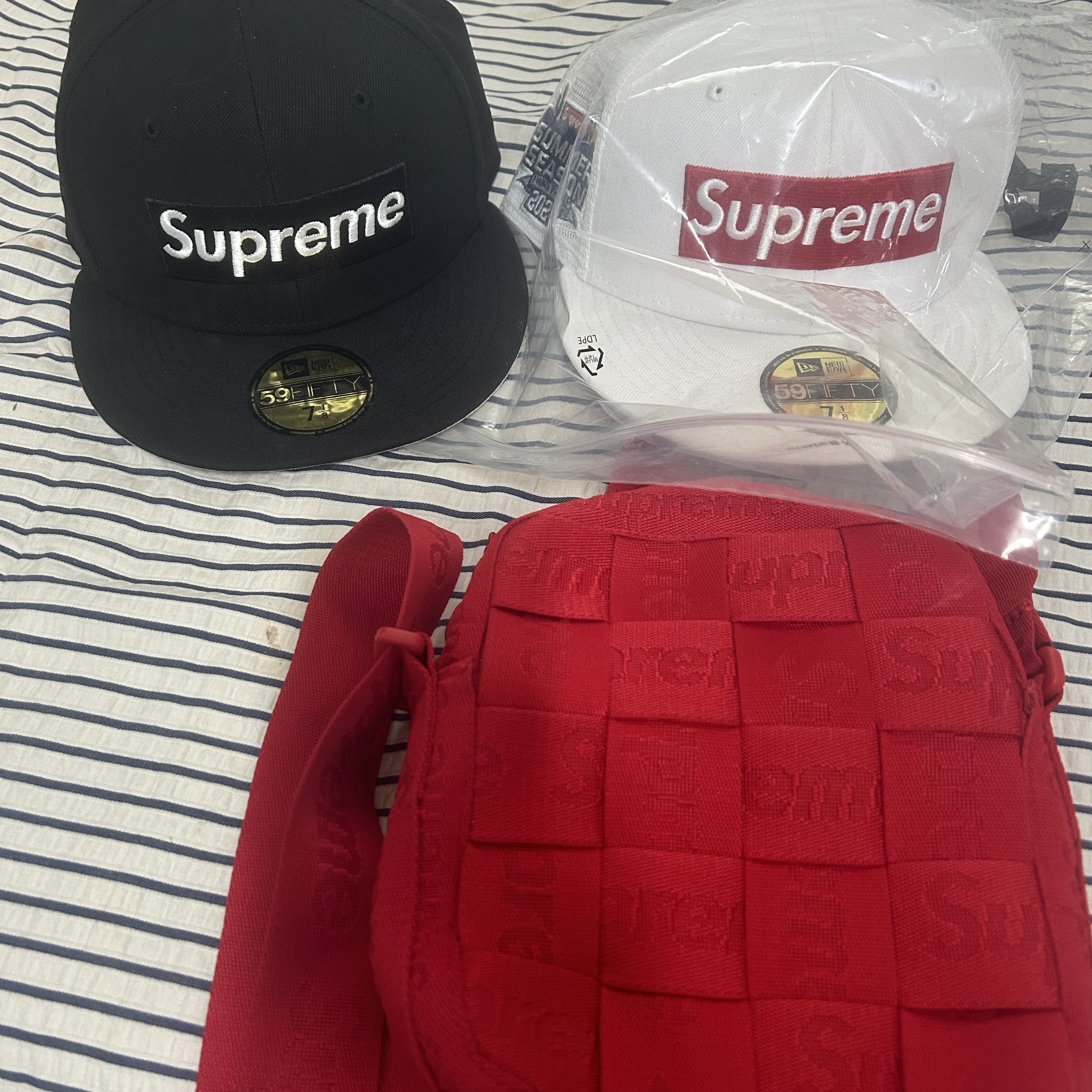 Supreme Woven Shoulder Bag Red - 23SS, Supreme Washed Chino Twill Camp Cap Natural - 24SS 착용 스타일
