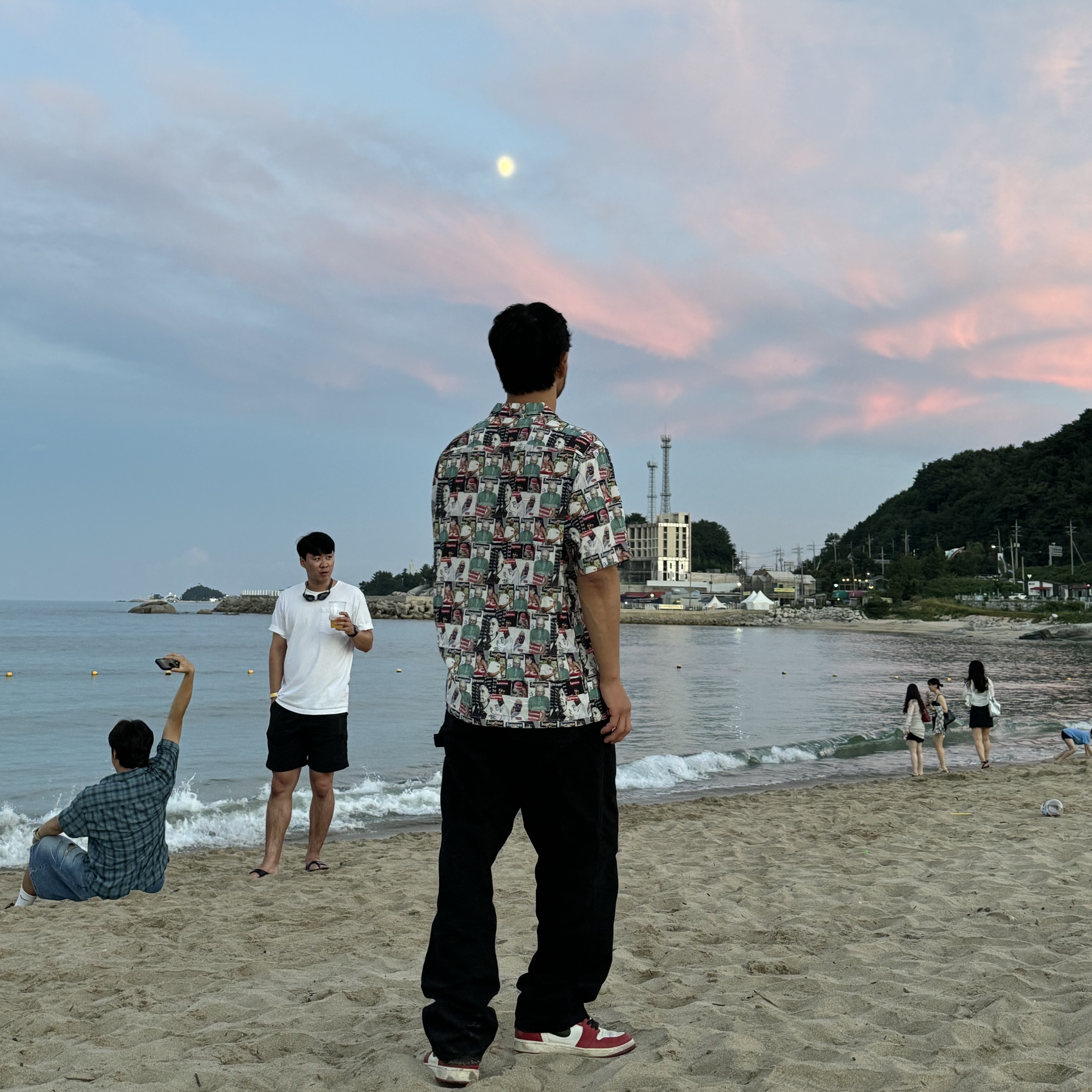 Supreme Magazine S/S Shirt Grey - 23SS, Jordan 1 Retro High OG Chicago 2022 착용 스타일