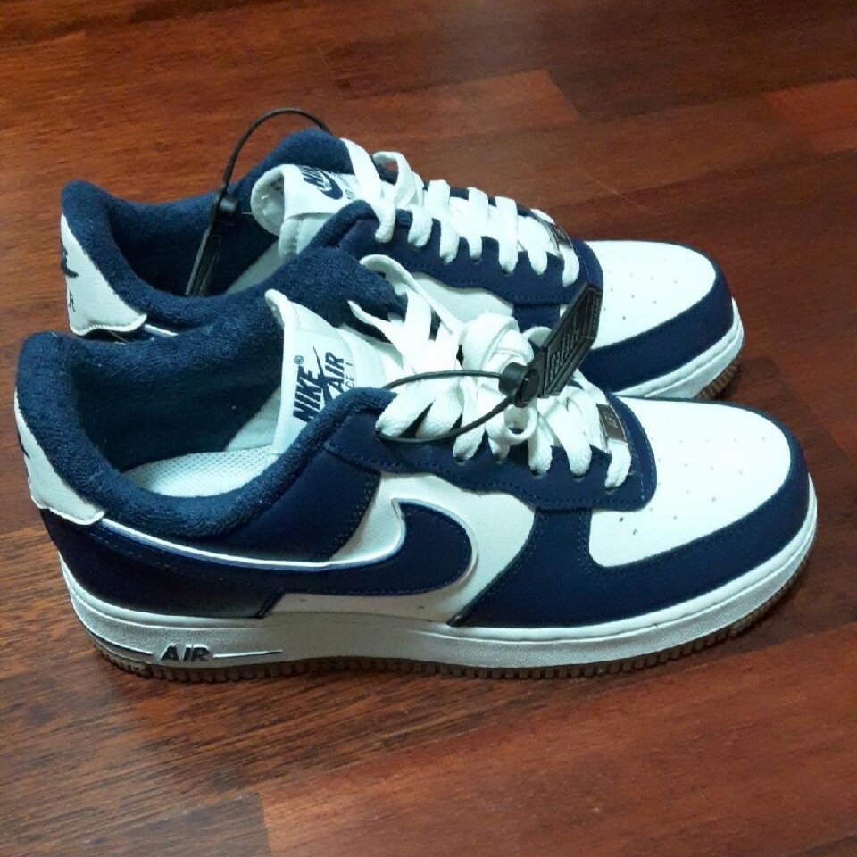 Nike Air Force 1 '07 LV8 Midnight Navy 착용 스타일 - 2