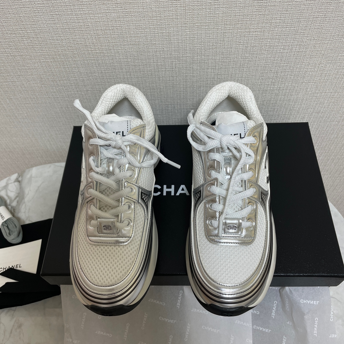 Chanel Sneakers Fabric Laminated & White Silver 착용 스타일 - 1