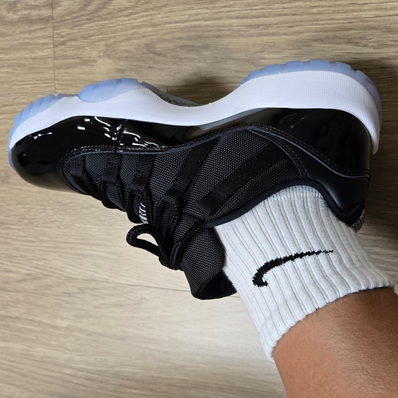 Jordan 11 Retro Low Black and Varsity Royal 착용 스타일 - 3