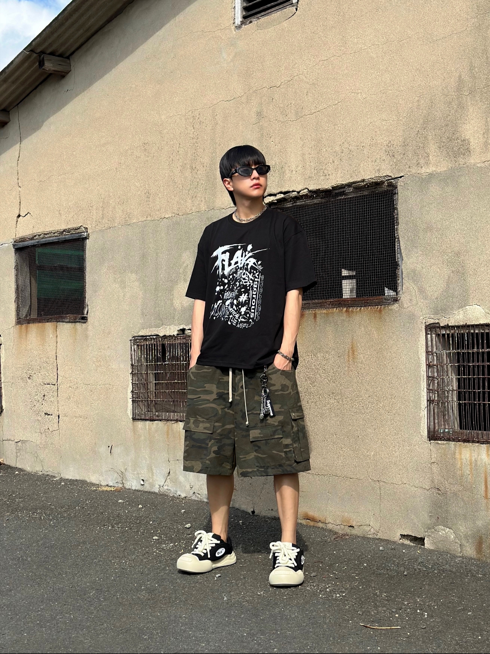 Supreme Ripstop Keychain Black - 24SS, Stussy Metal Dice Keychain Silver 착용 스타일 - 3
