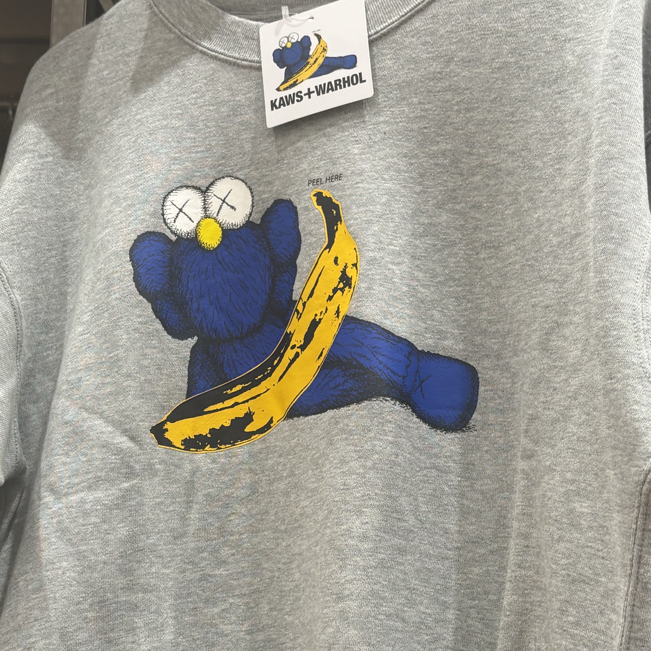 Uniqlo UT x Kaws x Warhol Sweatshirt Heather Gray, Uniqlo UT x Kaws x Warhol Coach Jacket Navy 착용 스타일 - 1