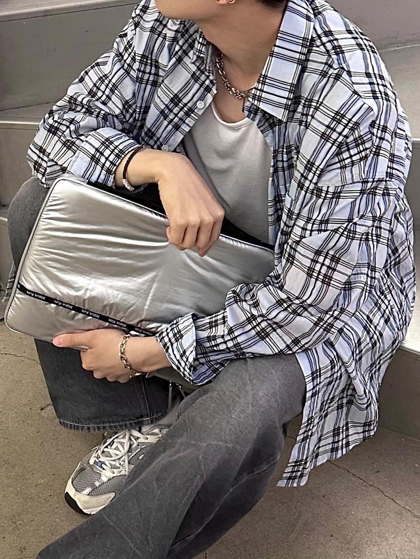 Ajobyajo PBA White Pearl Necklace Silver, Matin Kim Glossy Smart Clutch Bag Silver 착용 스타일 - 6