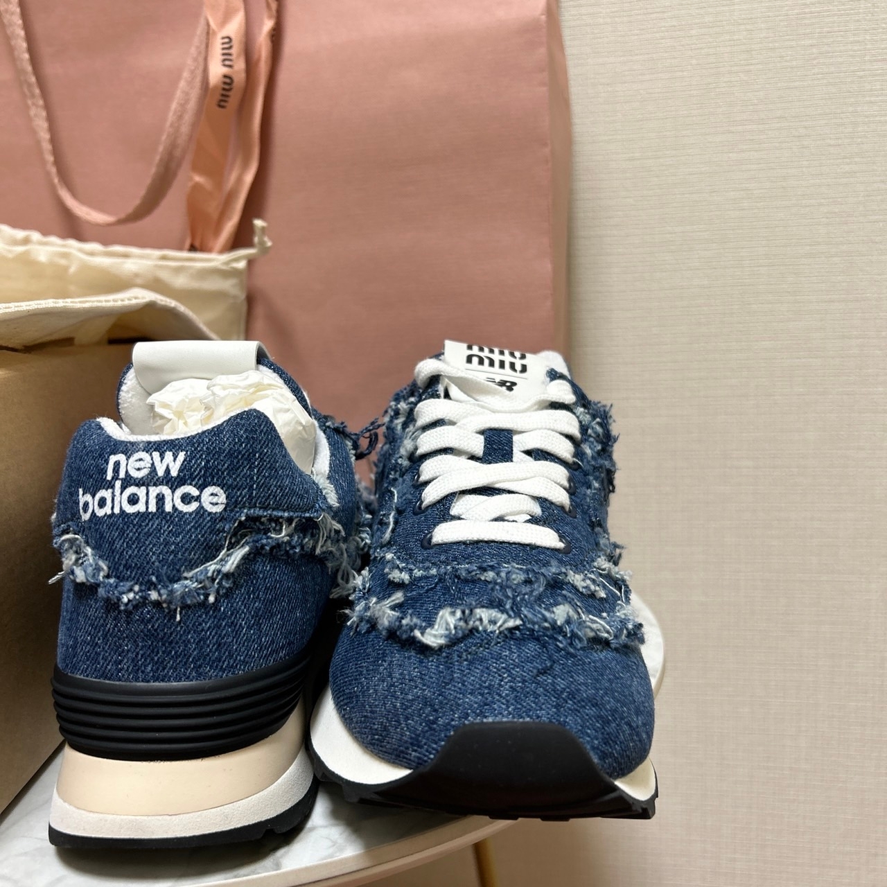 (W) New Balance x Miu Miu 574 Denim White 착용 스타일 - 5