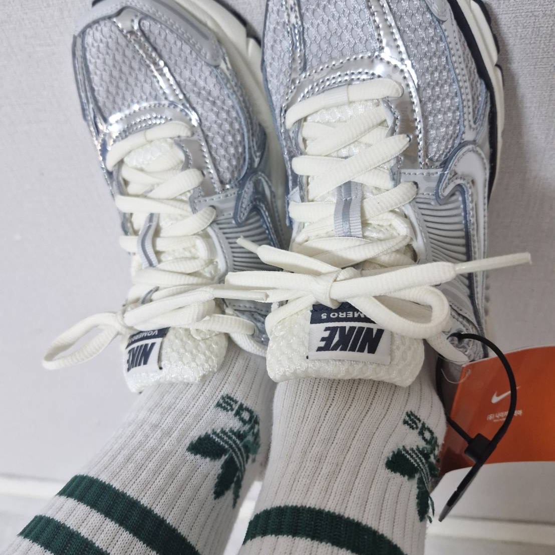 Nike Zoom Vomero 5 Photon Dust Gridiron 착용 스타일 - 2