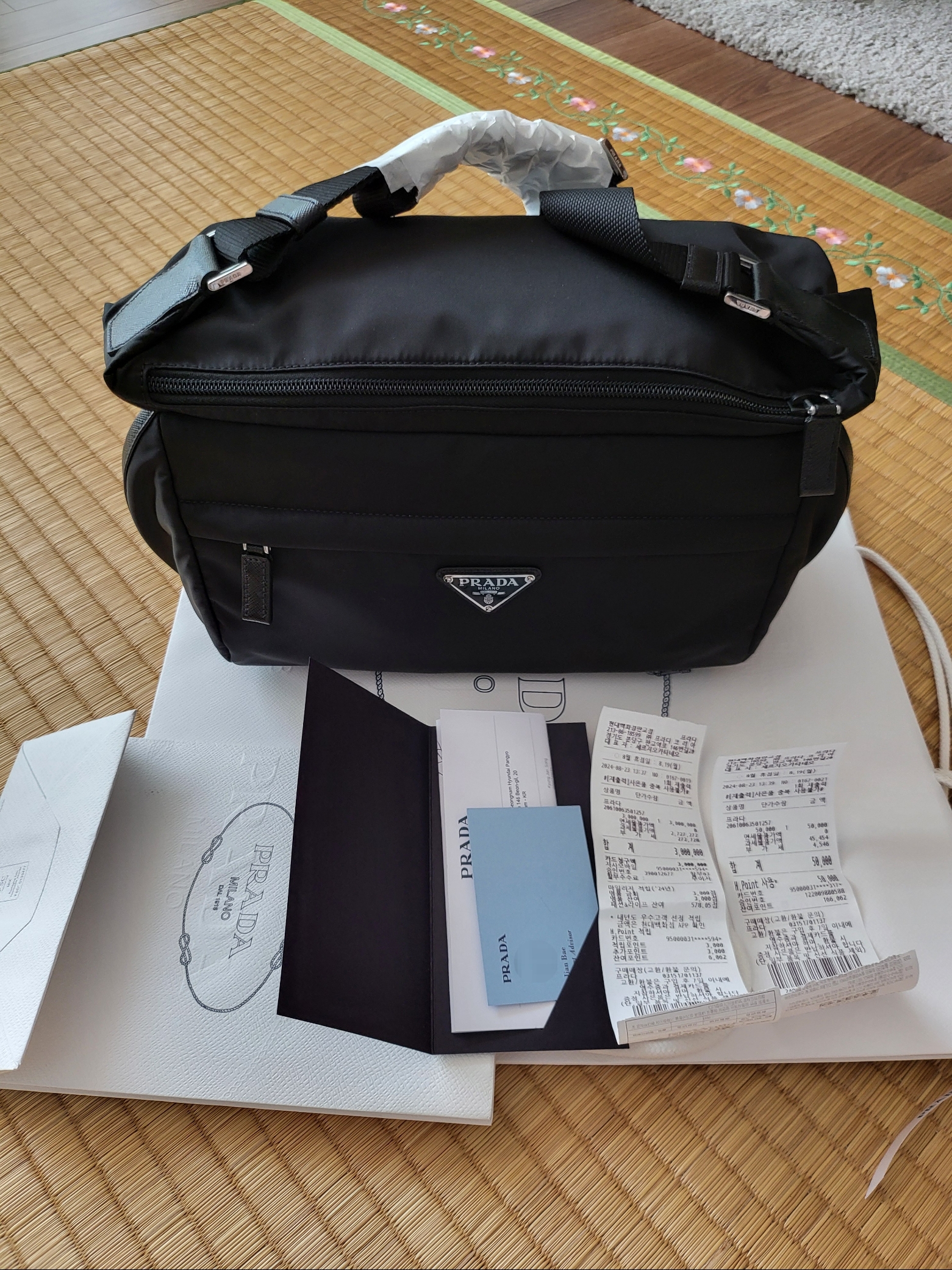 Prada Re-Nylon and Saffiano Leather Shoulder Bag Black, Prada Re-Nylon Saffiano Leather Shoulder Bag Black 착용 스타일 - 3
