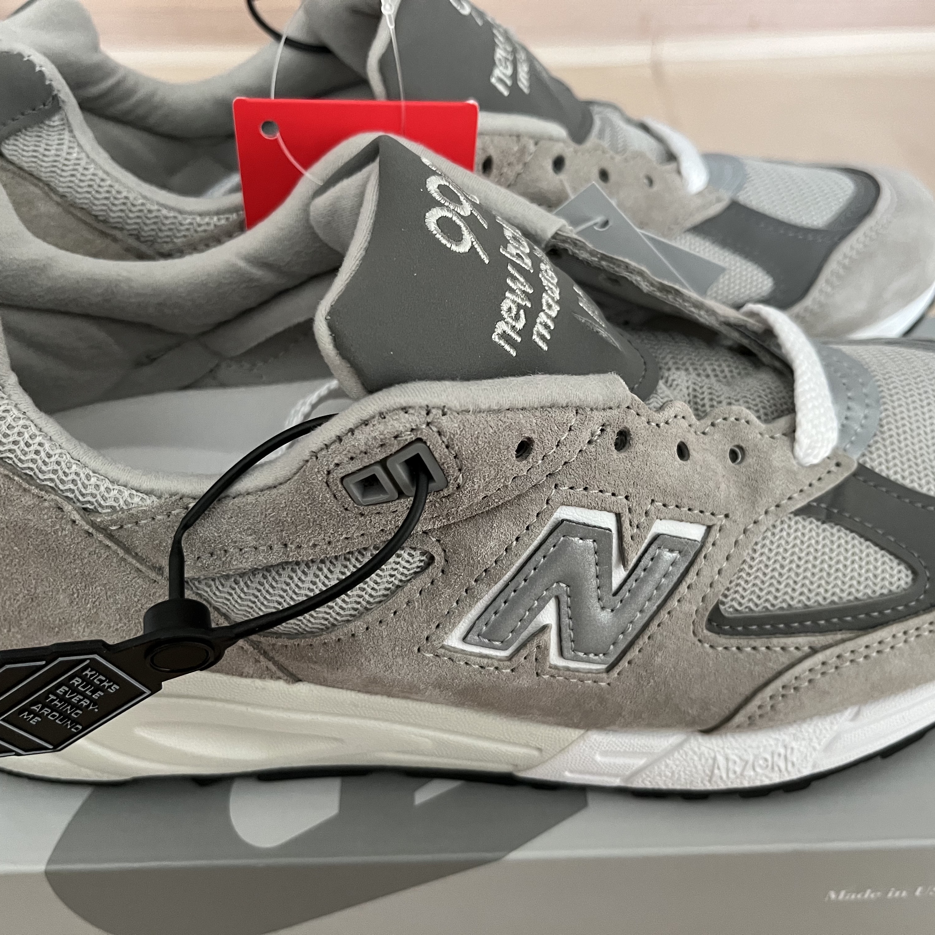 New Balance 990v2 Made in USA Grey 착용 스타일 - 1