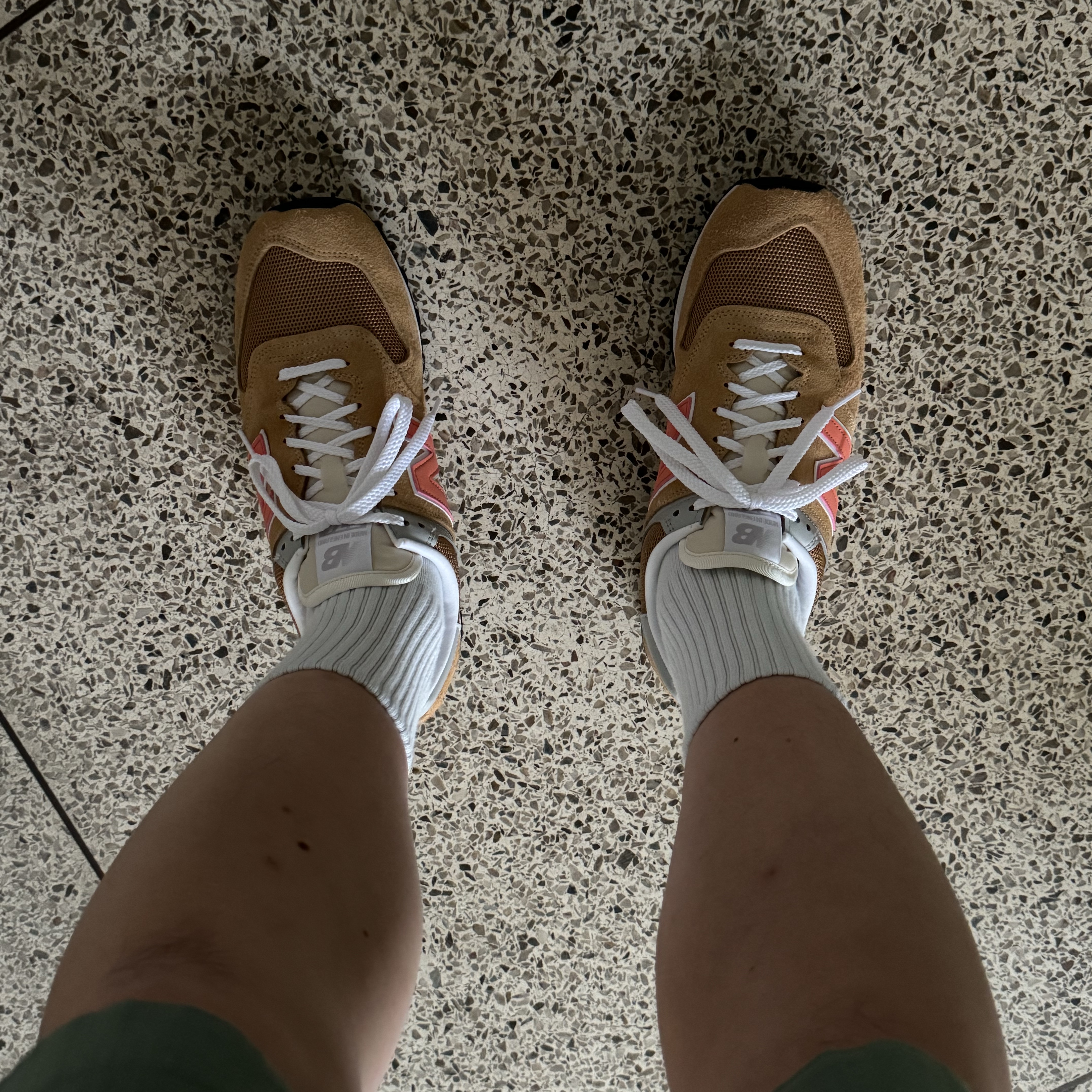 New Balance 576 Made in UK Latte 착용 스타일 - 4