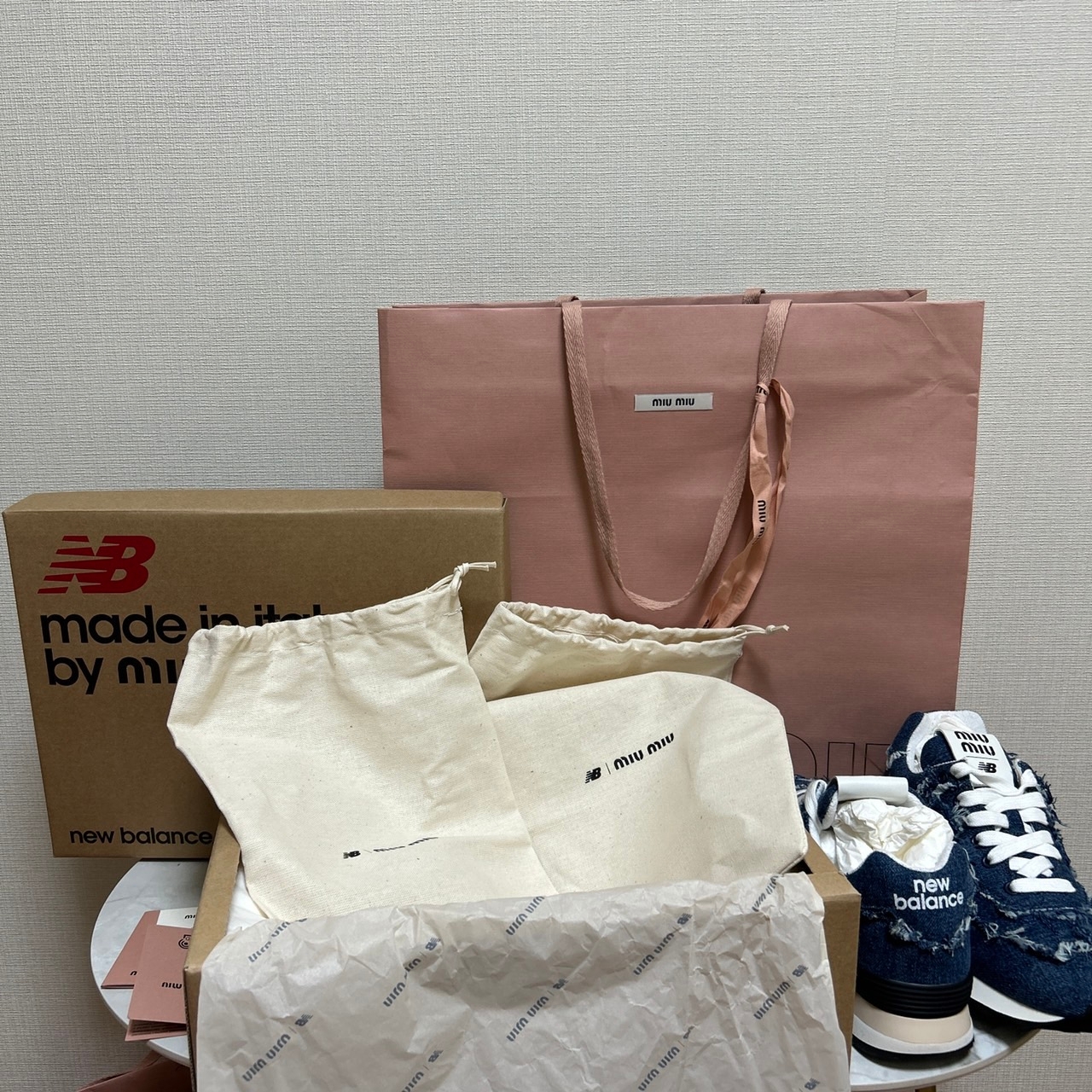 (W) New Balance x Miu Miu 574 Denim White 착용 스타일 - 8