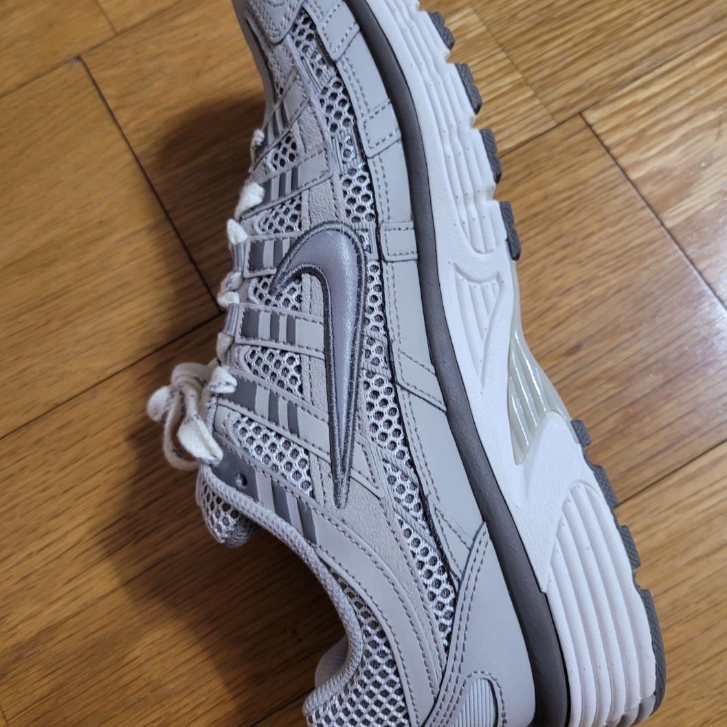 Nike P-6000 PRM Light Iron Ore 착용 스타일