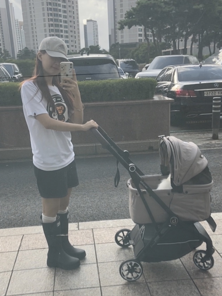 (W) Rockfishweatherwear Flatform Long Rain Boots Black, BAPE ABC Camo Milo Busy Works T-Shirt White Green 착용 스타일 - 2