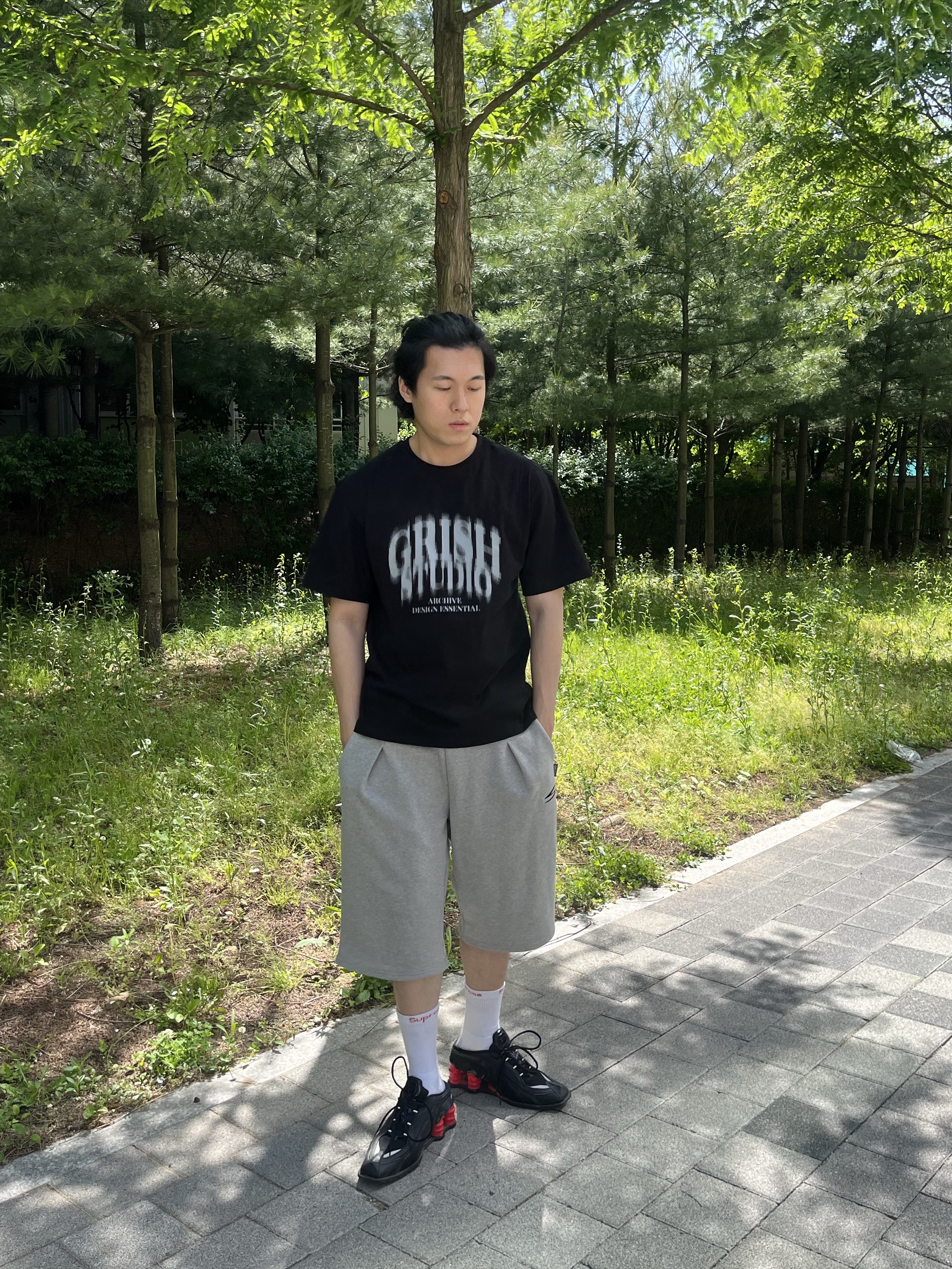 Nike x Martine Rose Shox MR4 Black 착용 스타일 - 2