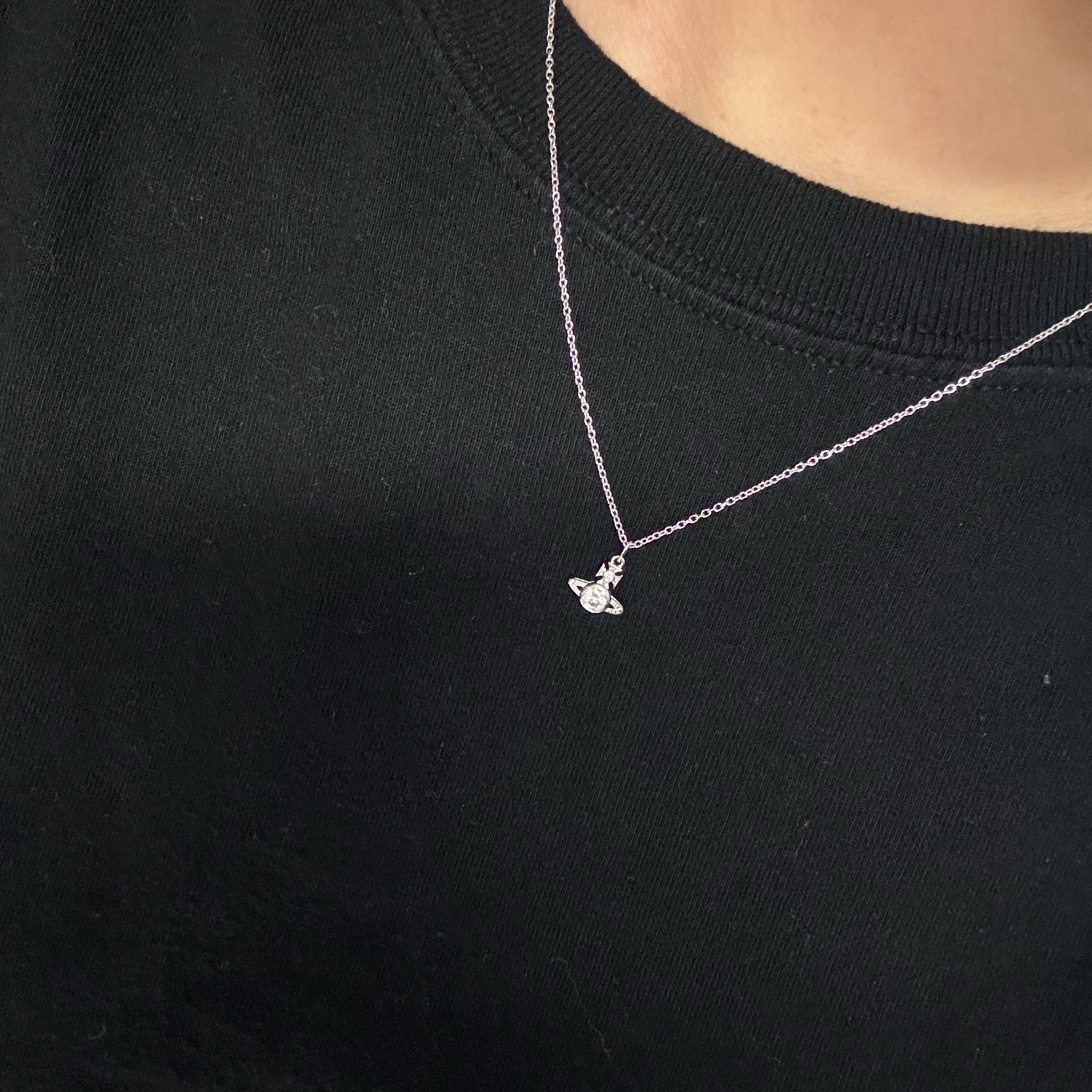 Vivienne Westwood London Orb Pendant Silver 착용 스타일