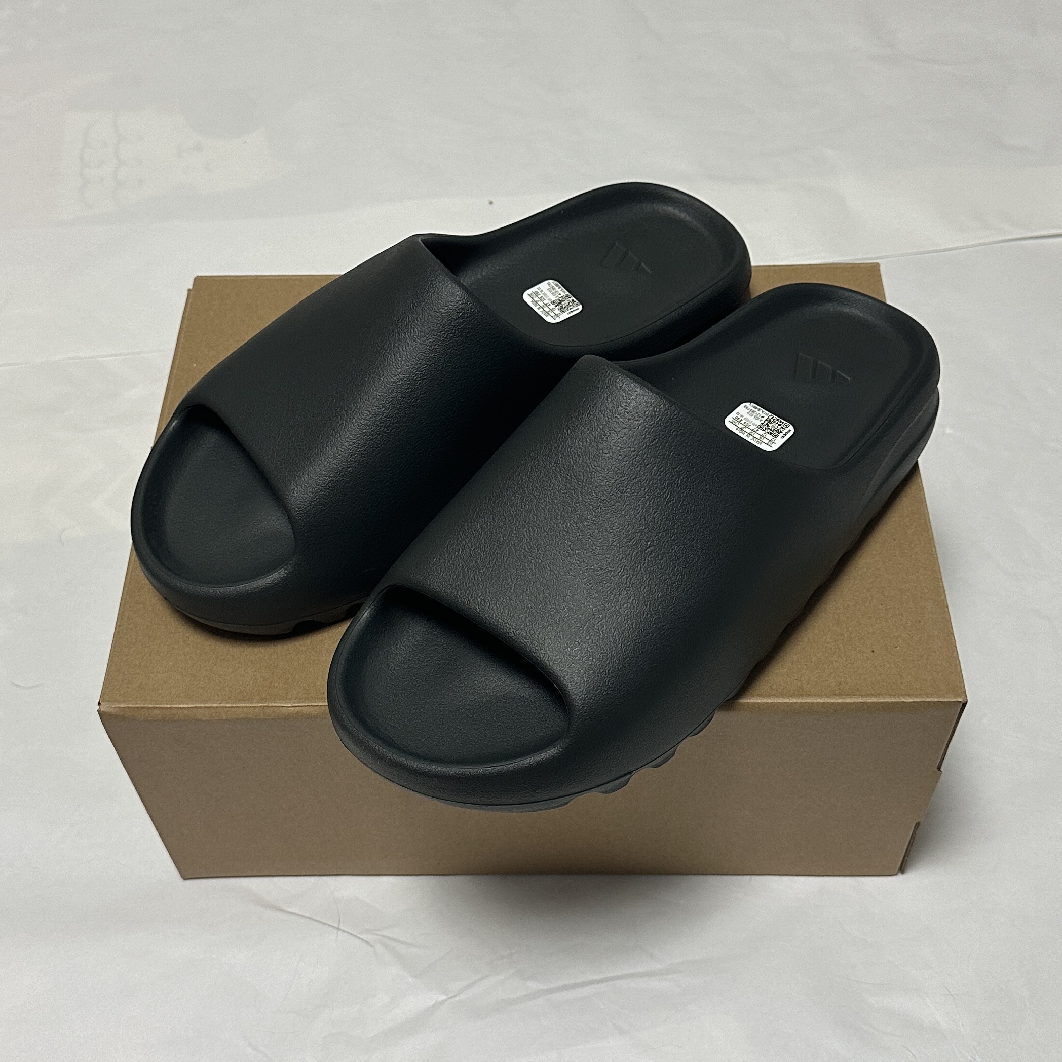 Adidas Yeezy Slide Dark Onyx 2024 착용 스타일 - 2