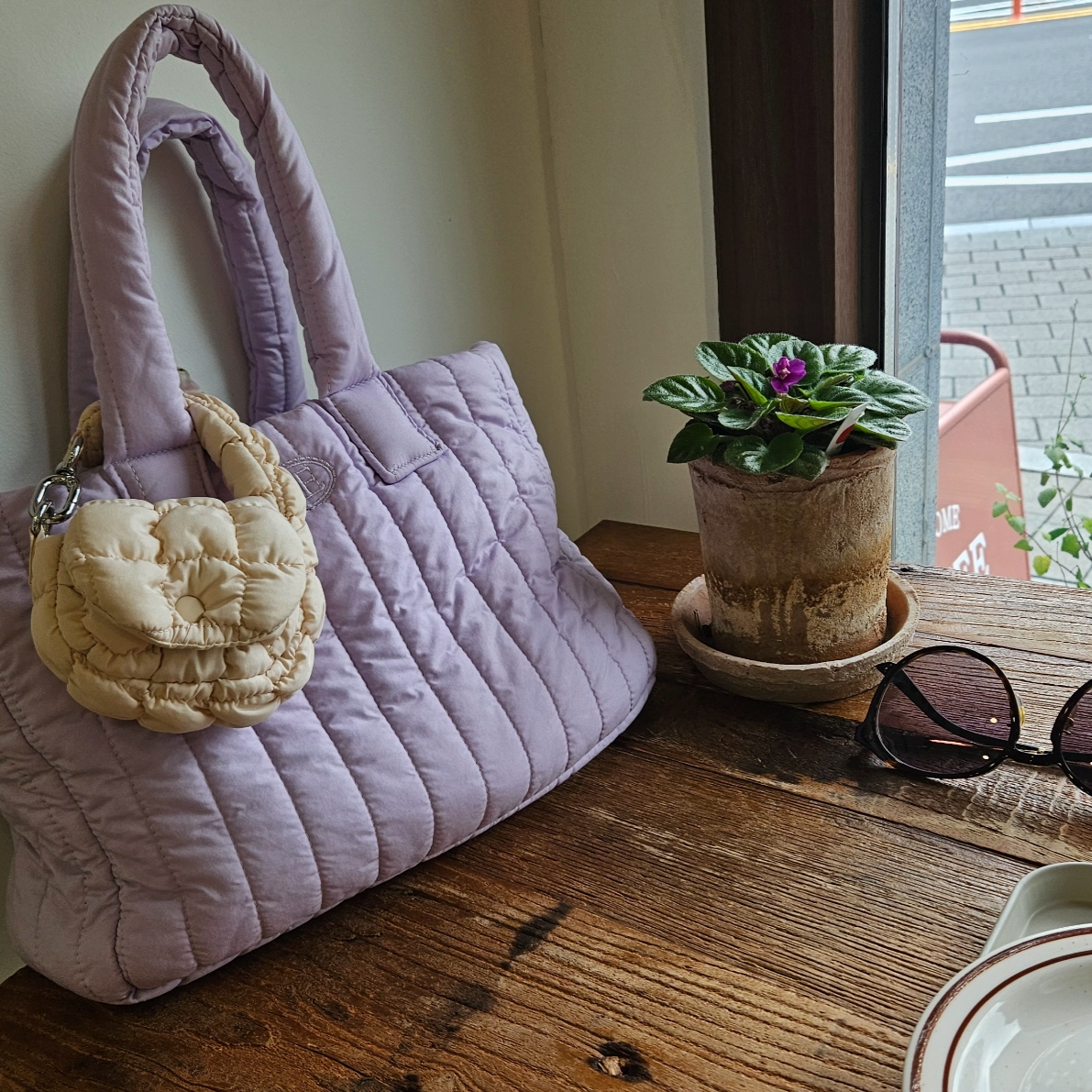 COS Quilted Nano Bag Beige 착용 스타일 - 1