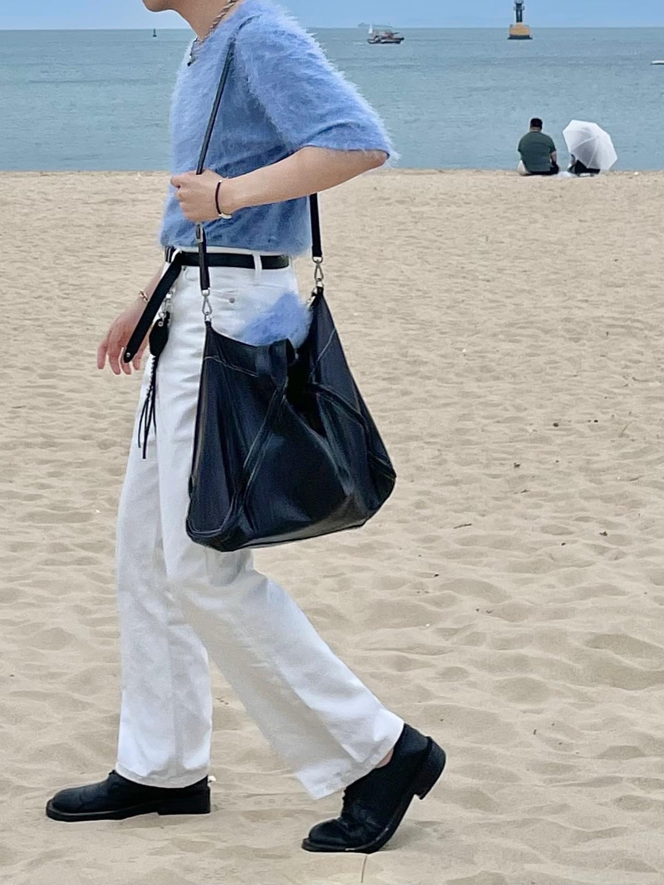 Our Legacy Ladon Brass Keychain Matte Nickel, Matin Kim Big Coating Tote Bag Black 착용 스타일 - 8