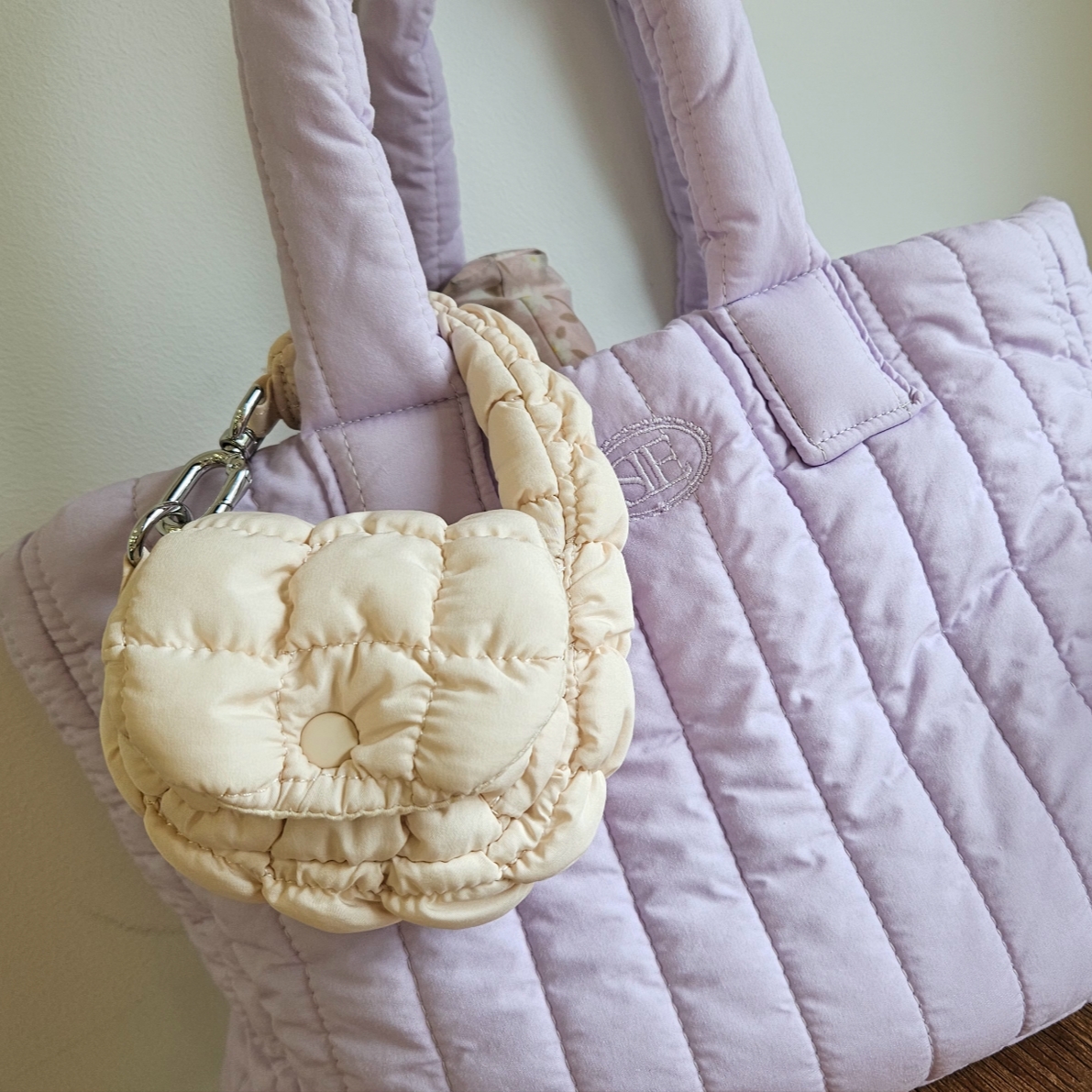 COS Quilted Nano Bag Beige 착용 스타일 - 2