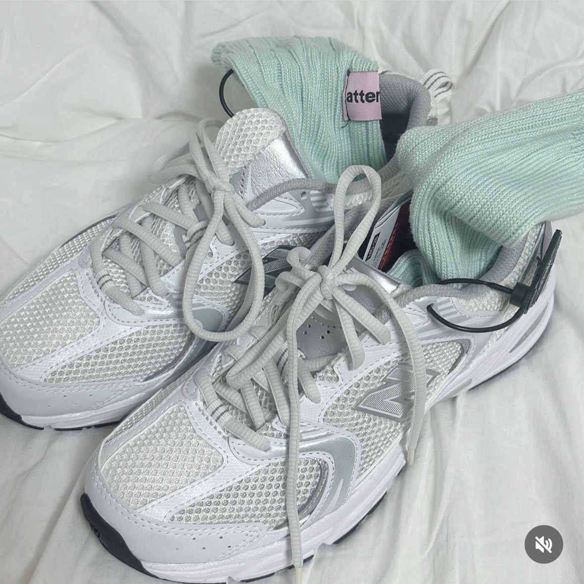 New Balance 530 Munsell White Silver Metallic 착용 스타일 - 4