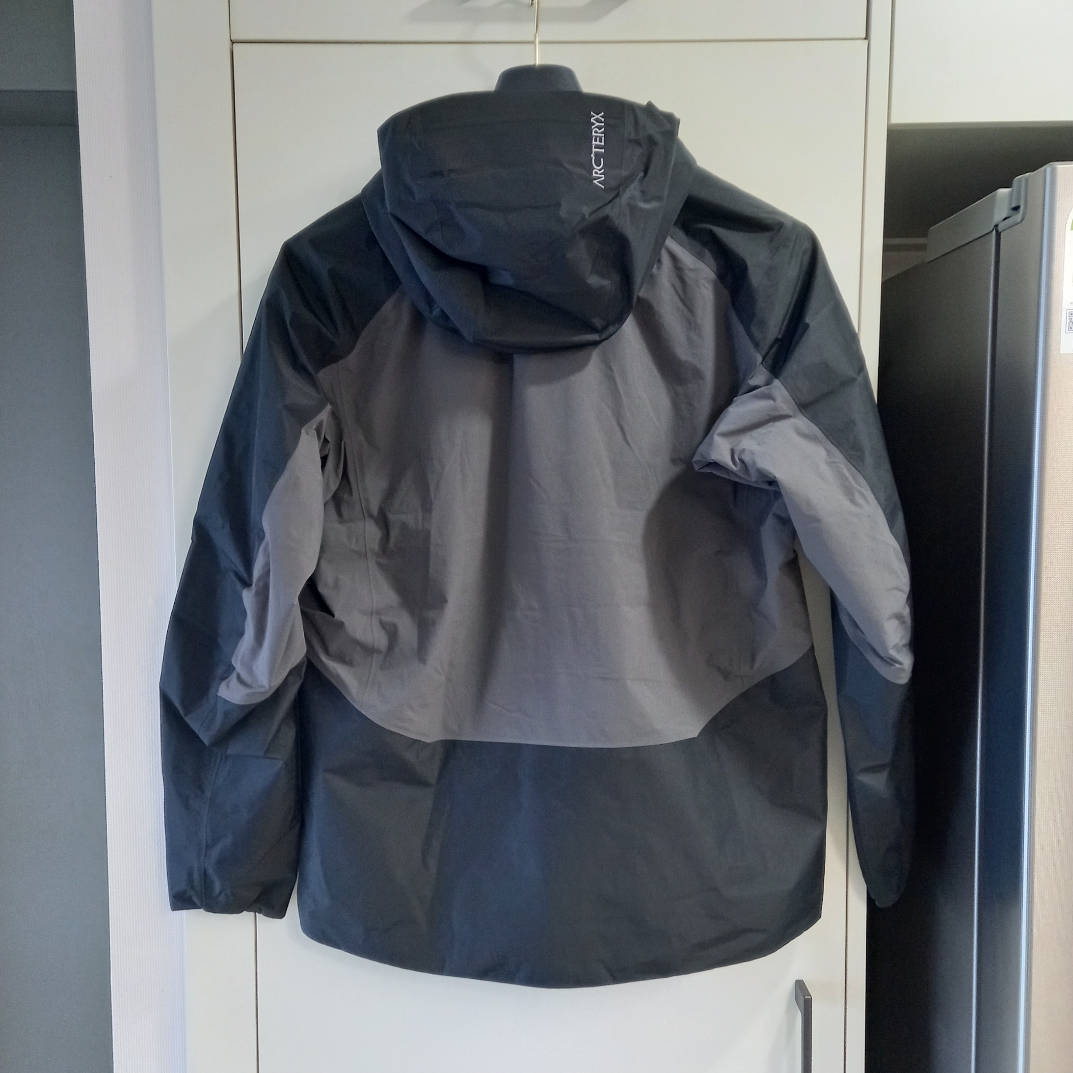 Arc'teryx Solano Insulated Hoody Black Graphite, Arc'teryx Solano Insulated Hoody Black Graphite 착용 스타일 - 3
