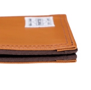 Porter Freestyle Pass Case Camel 착용 스타일 - 1