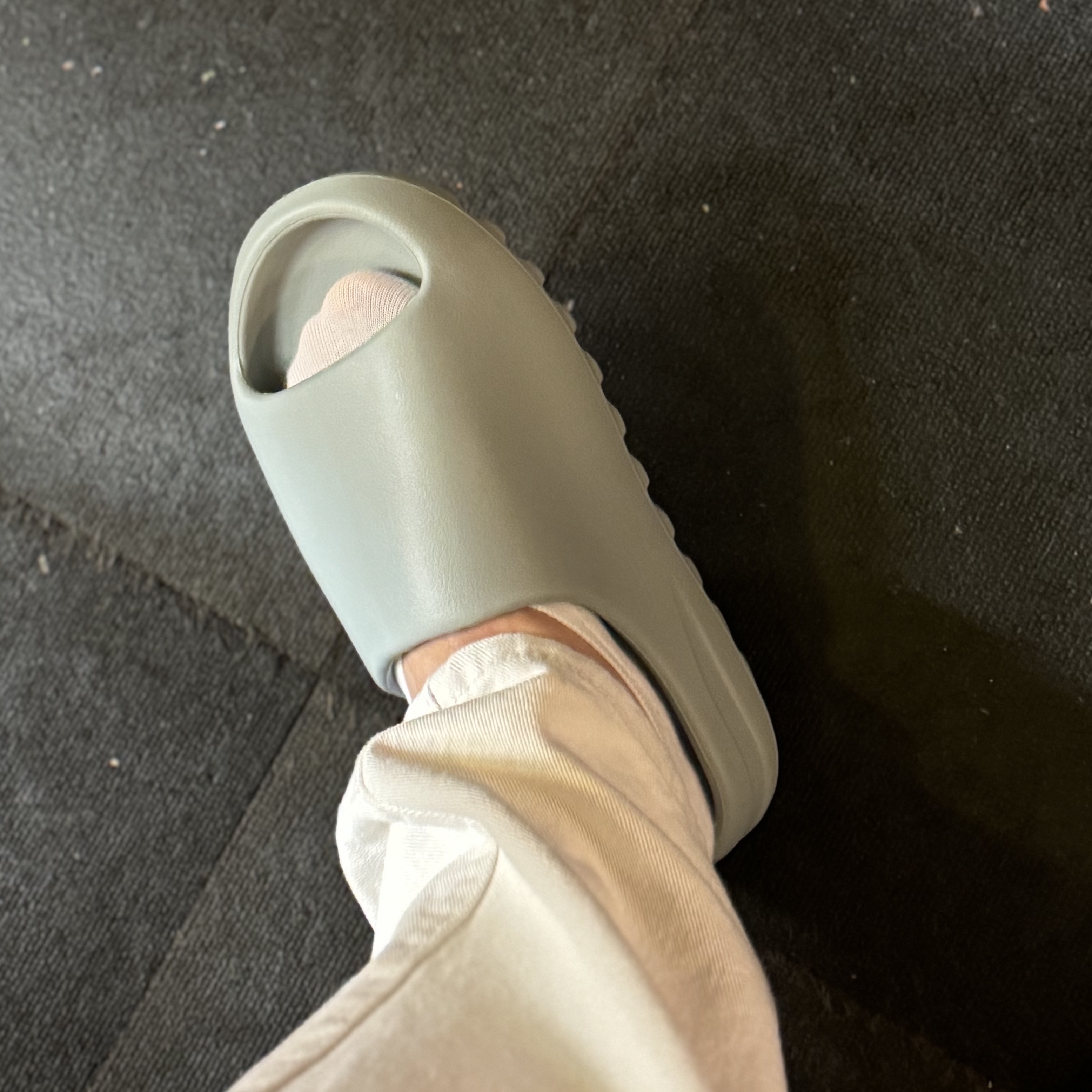 Adidas Yeezy Slide Salt 착용 스타일